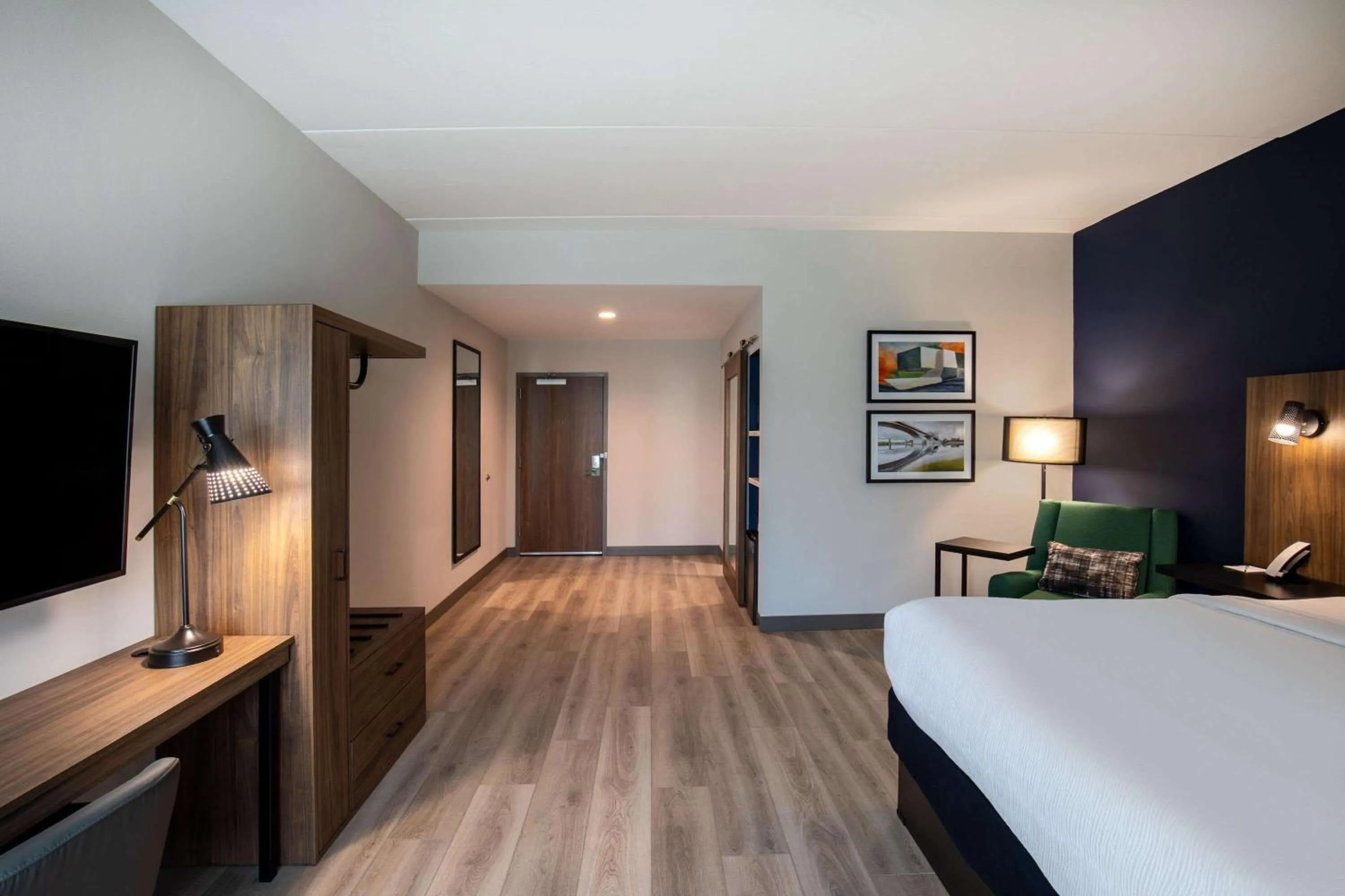 Bed in La Quinta Inn & Suites by Wyndham Chattanooga Downtown/South