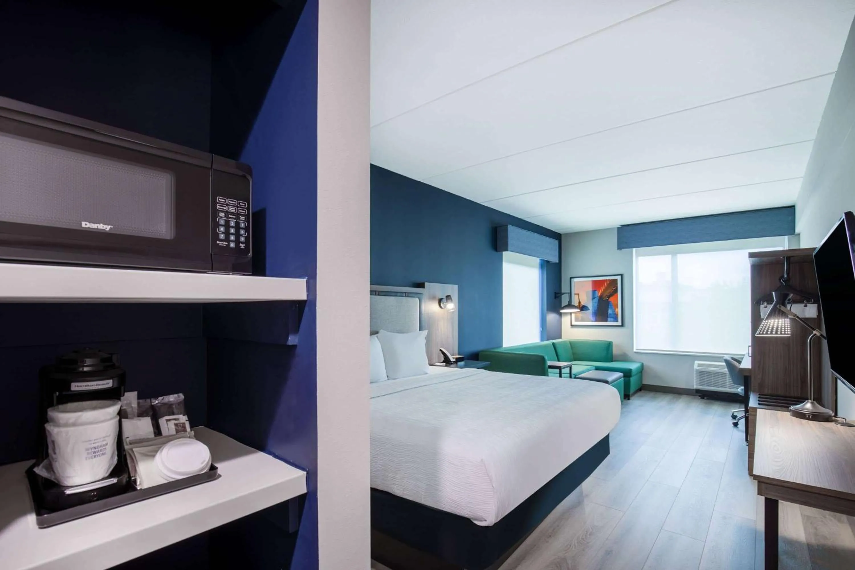 Bed in La Quinta Inn & Suites by Wyndham Chattanooga Downtown/South