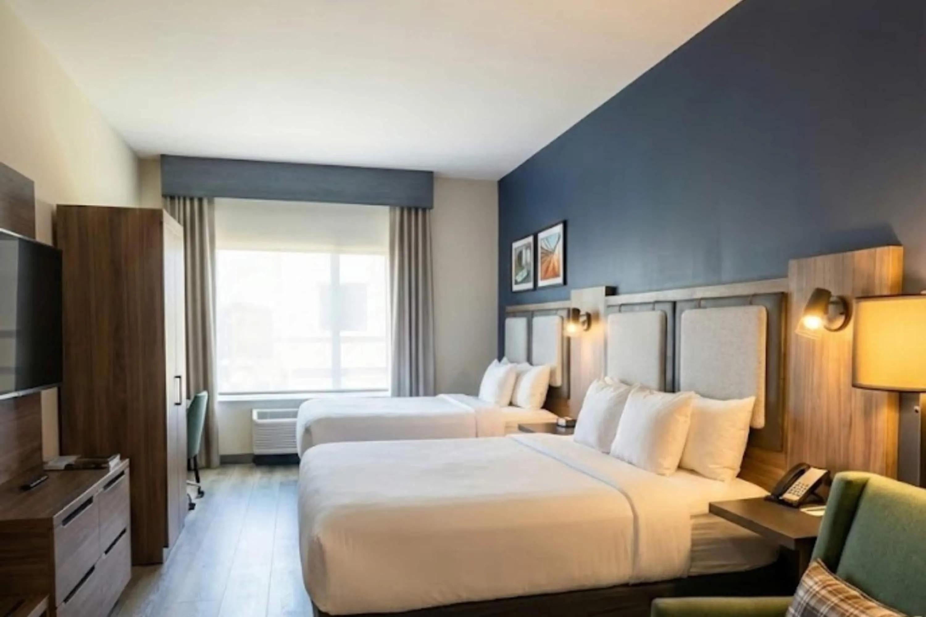 Photo of the whole room, Bed in La Quinta Inn & Suites by Wyndham Chattanooga Downtown/South