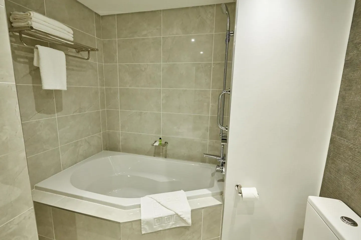 Bath in Garden Court Mthatha