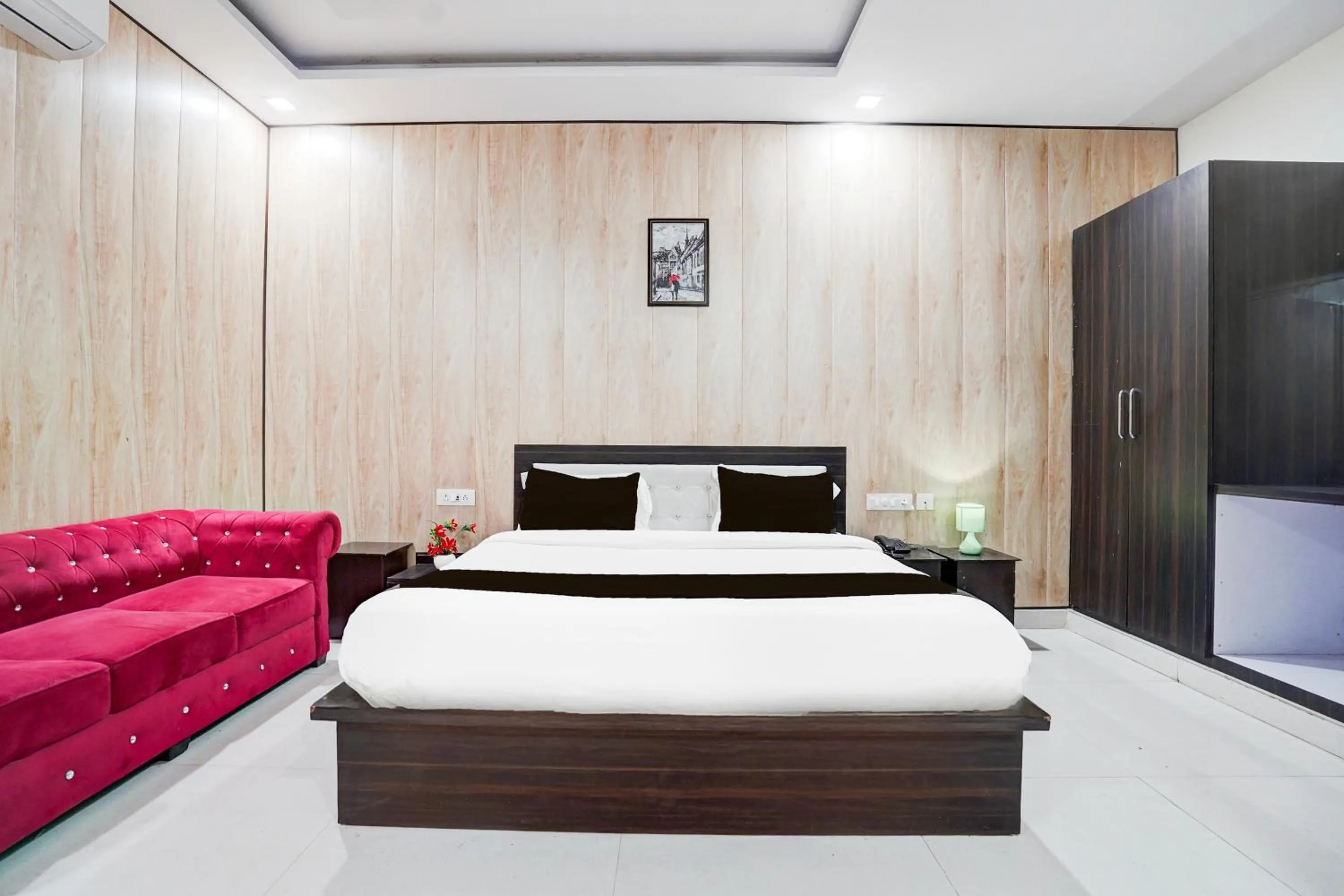 Bedroom, Bed in Super Townhouse Faizabad Road Opp BBD University