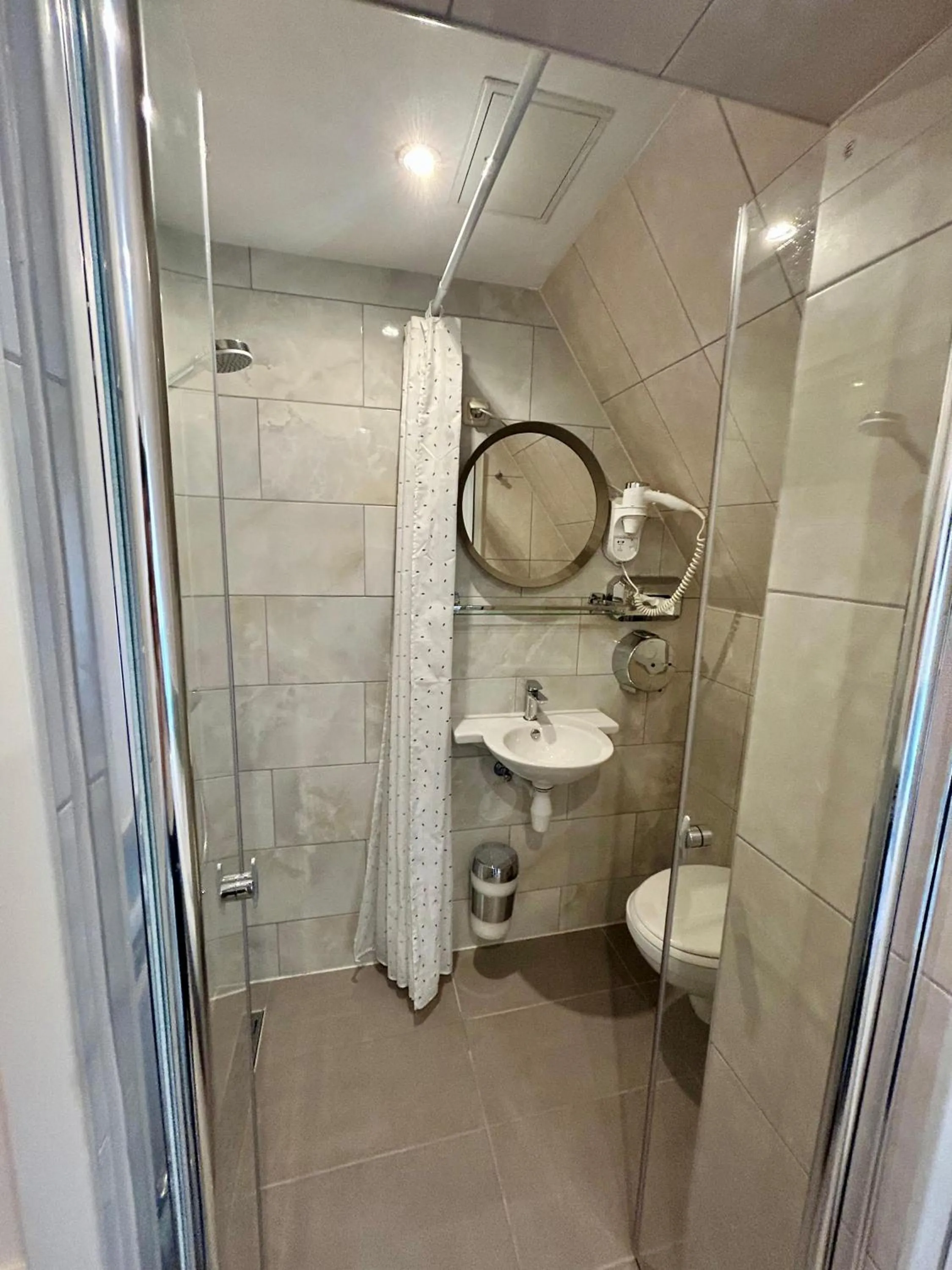 Bathroom in Hotel Damrak Inn