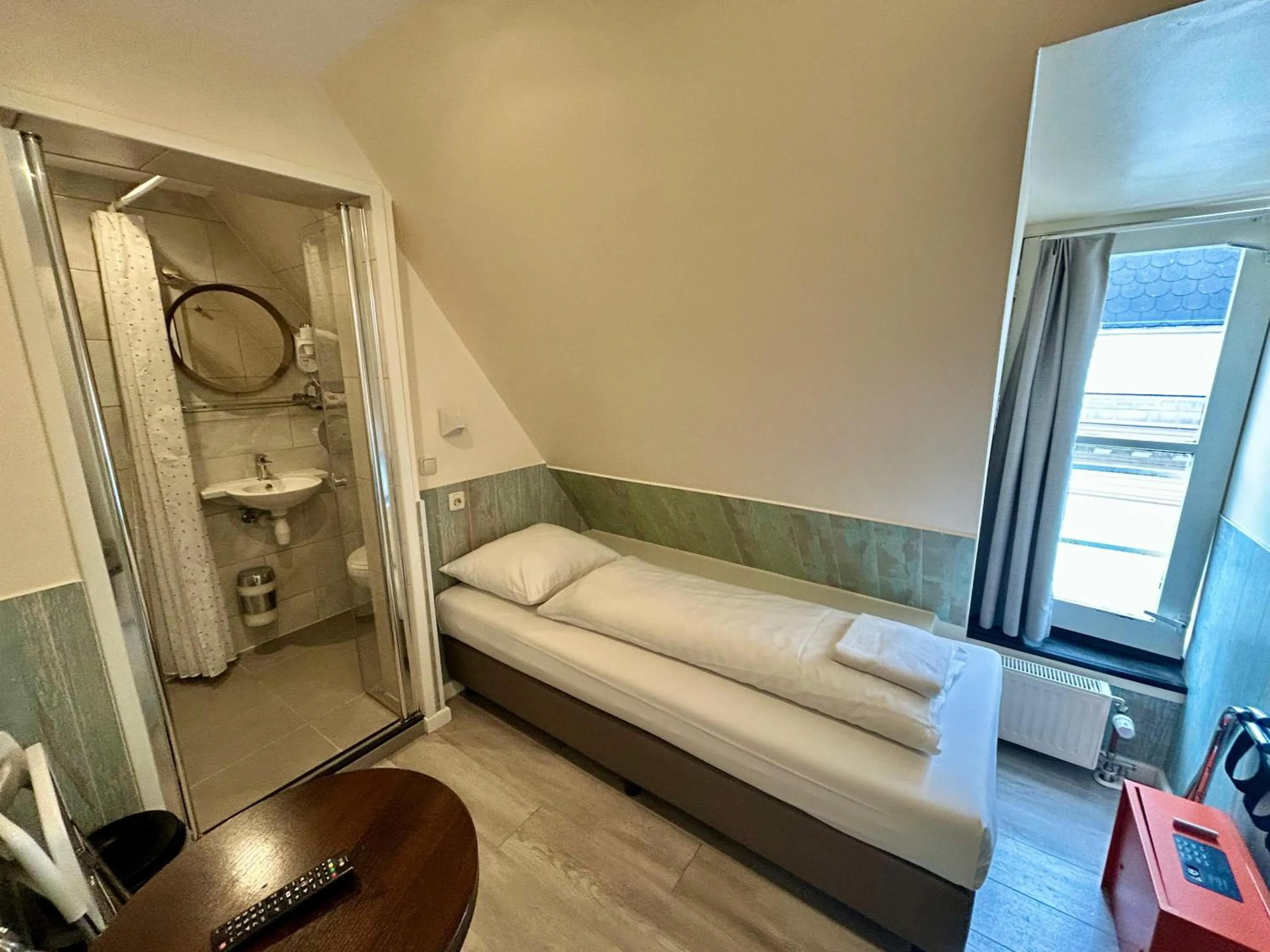 Bedroom, Bed in Hotel Damrak Inn