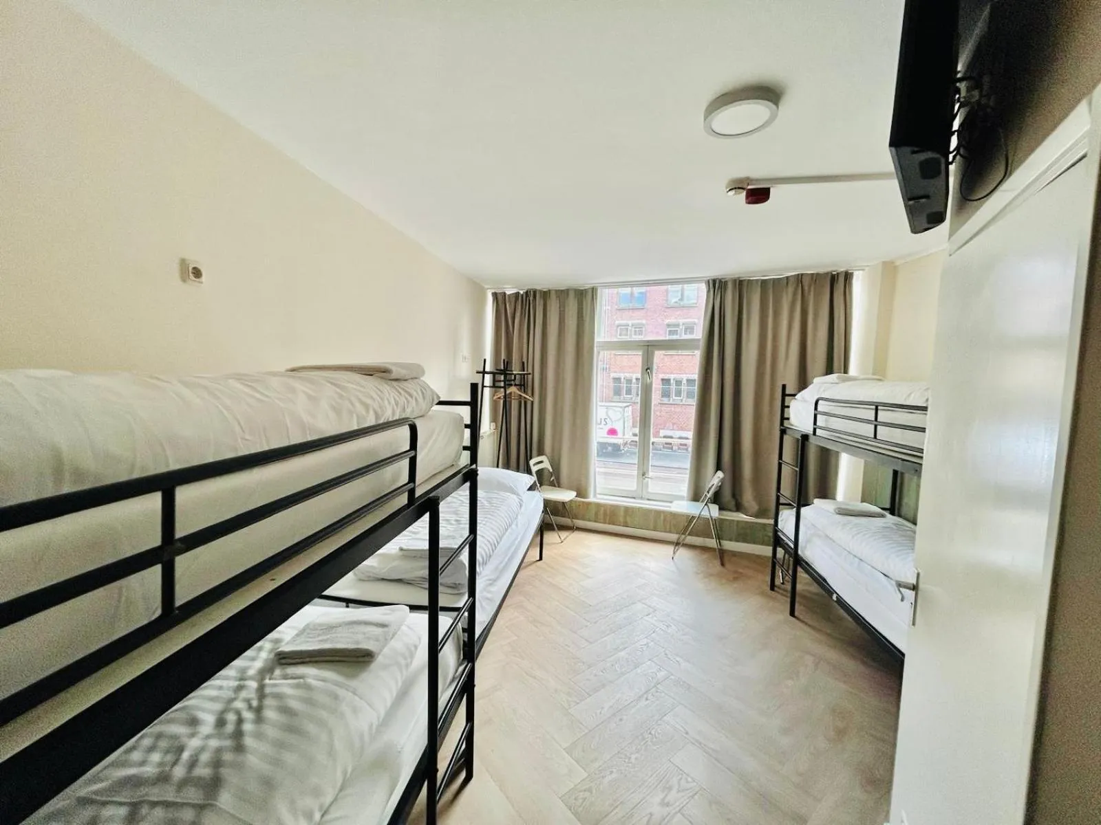 View (from property/room), Bed in Hotel Damrak Inn