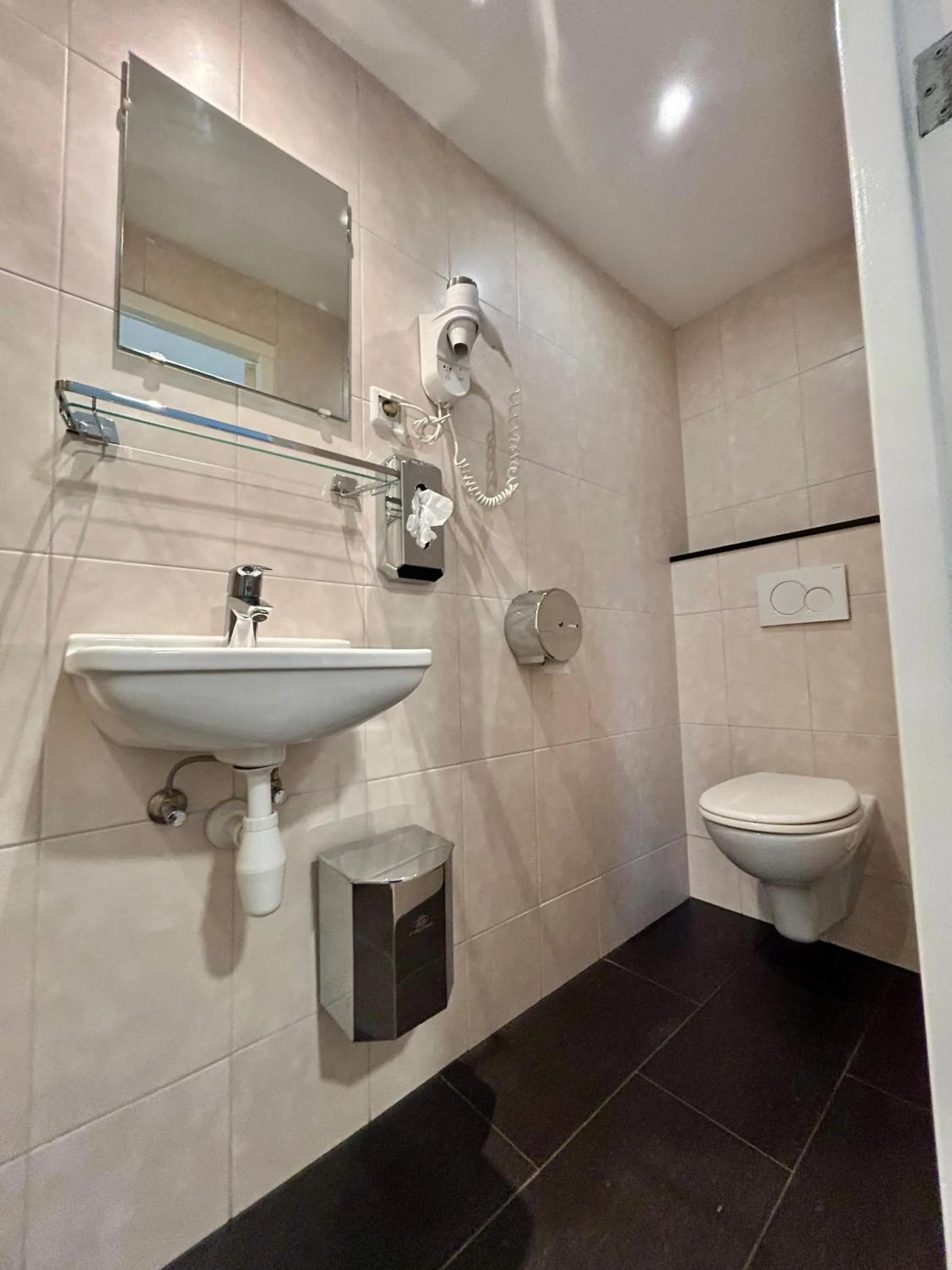 Bathroom in Hotel Damrak Inn