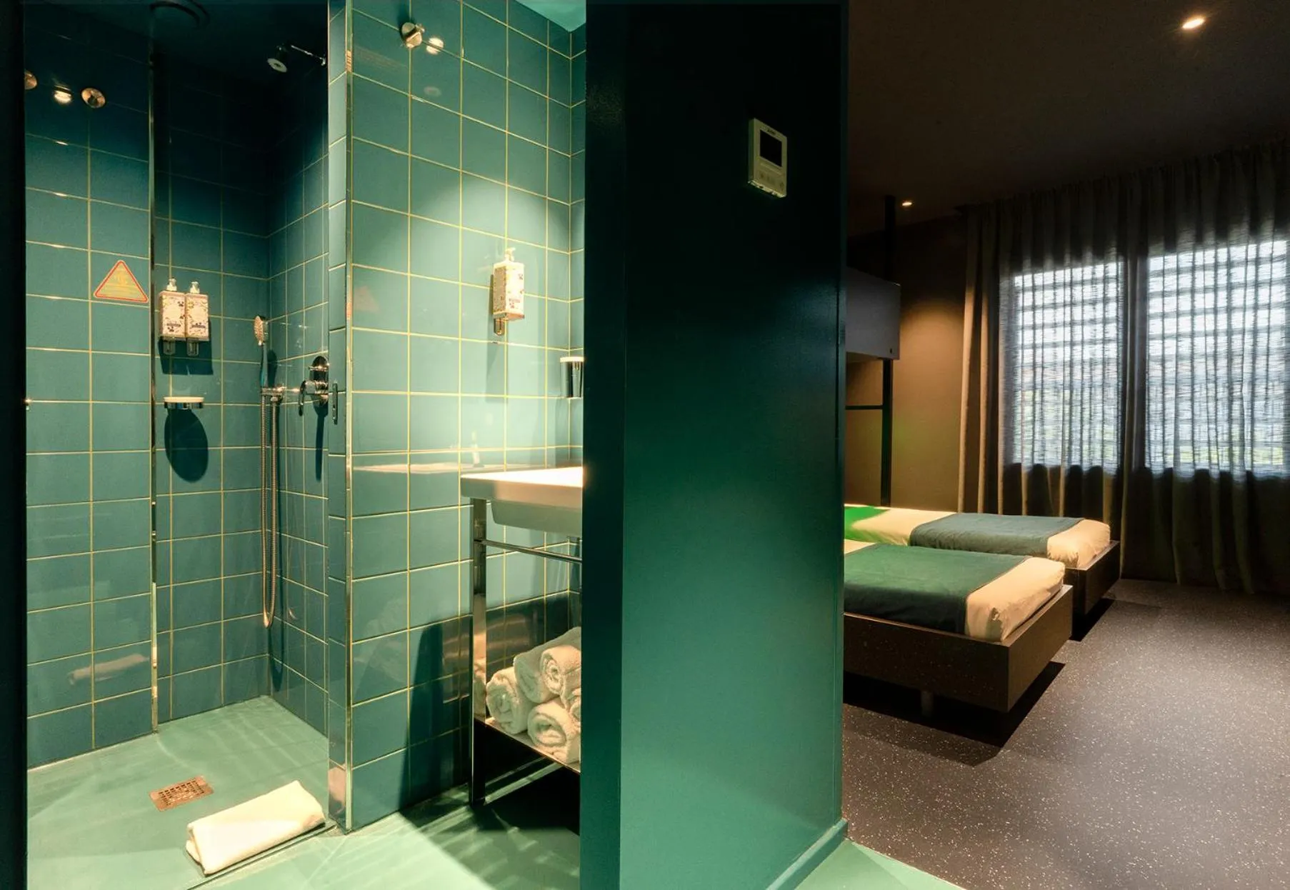 Shower, Bed in AMISTAT City Hostel Barcelona