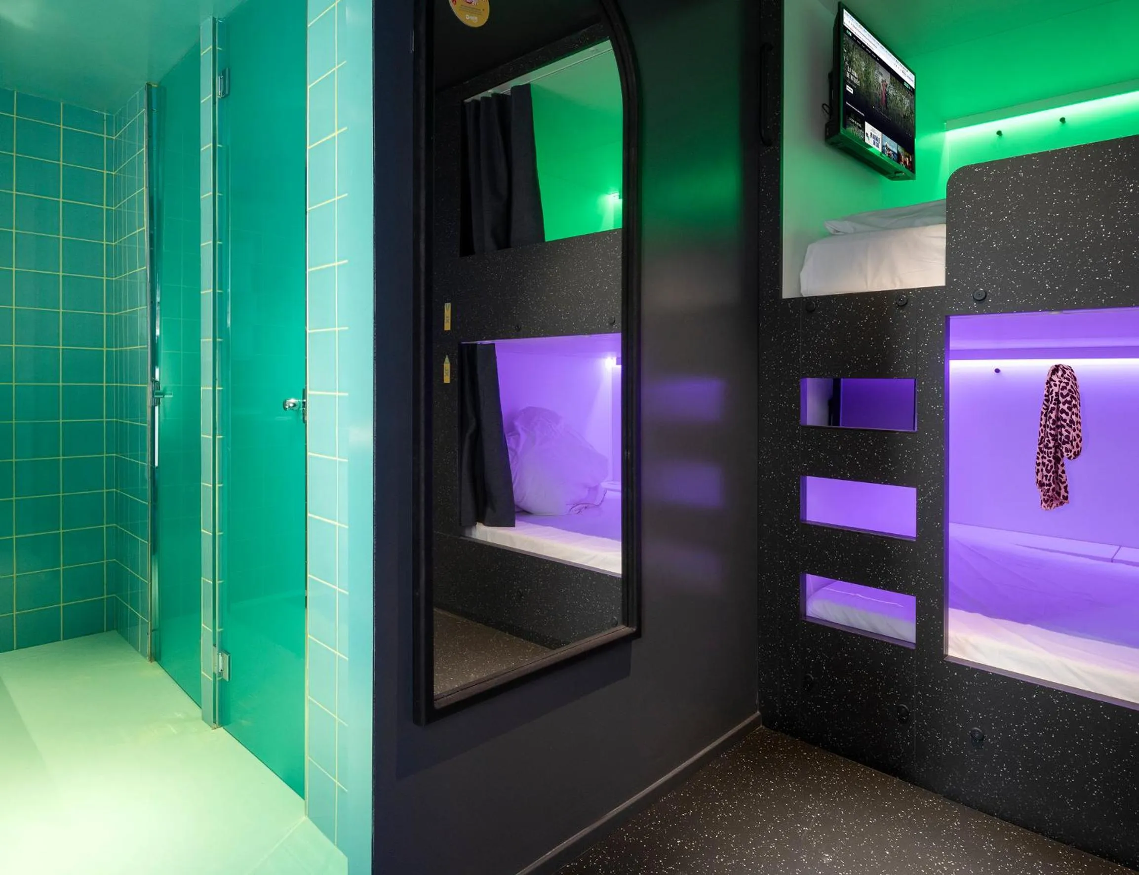 Bathroom, Bed in AMISTAT City Hostel Barcelona