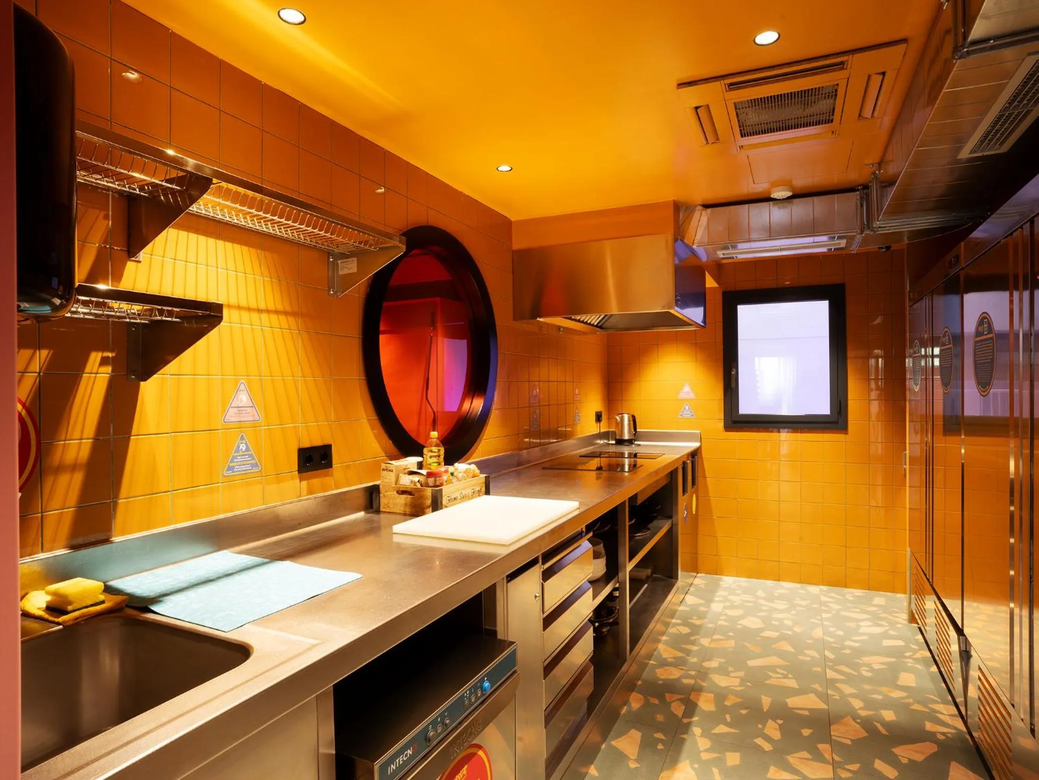 Kitchen or kitchenette in AMISTAT City Hostel Barcelona