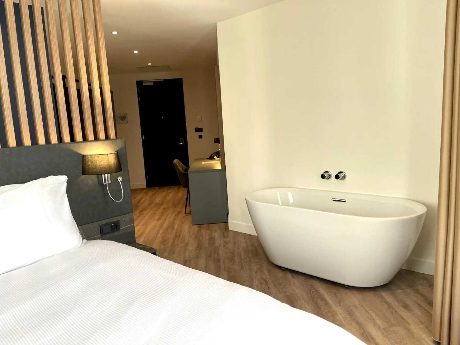 Bath, Bed in OZO Hotels Antares Airport