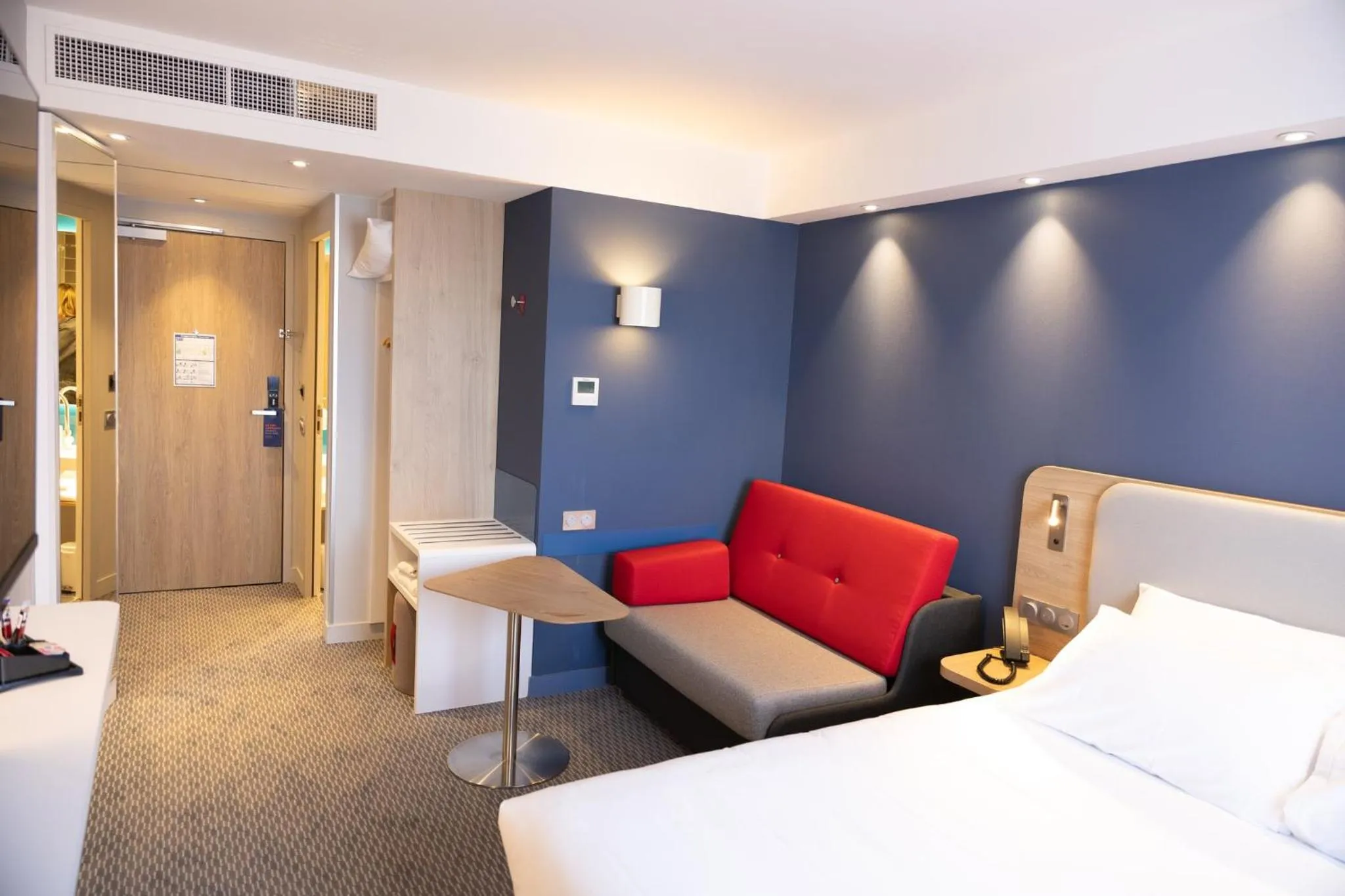 Photo of the whole room, Bed in Holiday Inn Express Caen Epron by IHG