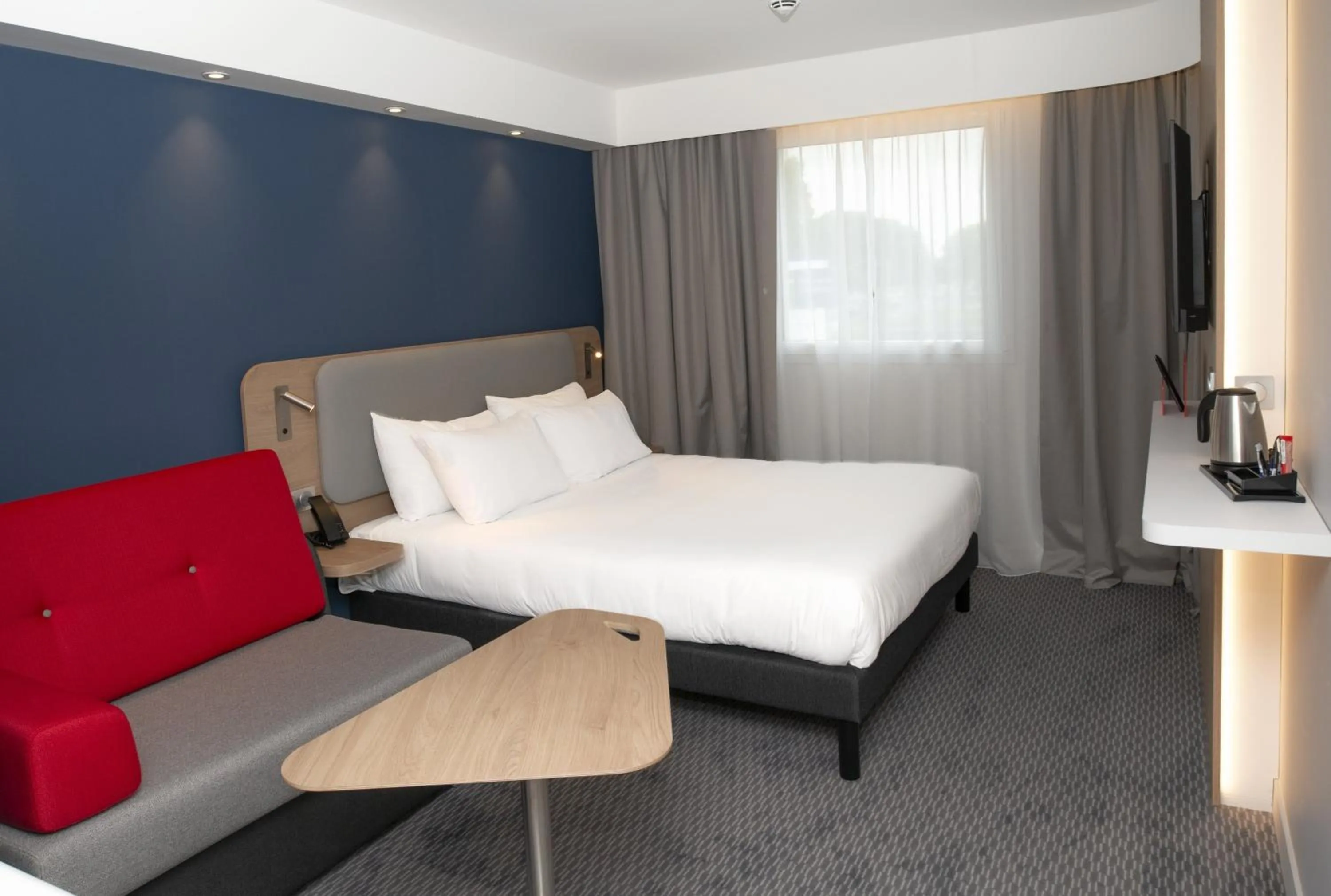 Photo of the whole room, Bed in Holiday Inn Express Caen Epron by IHG