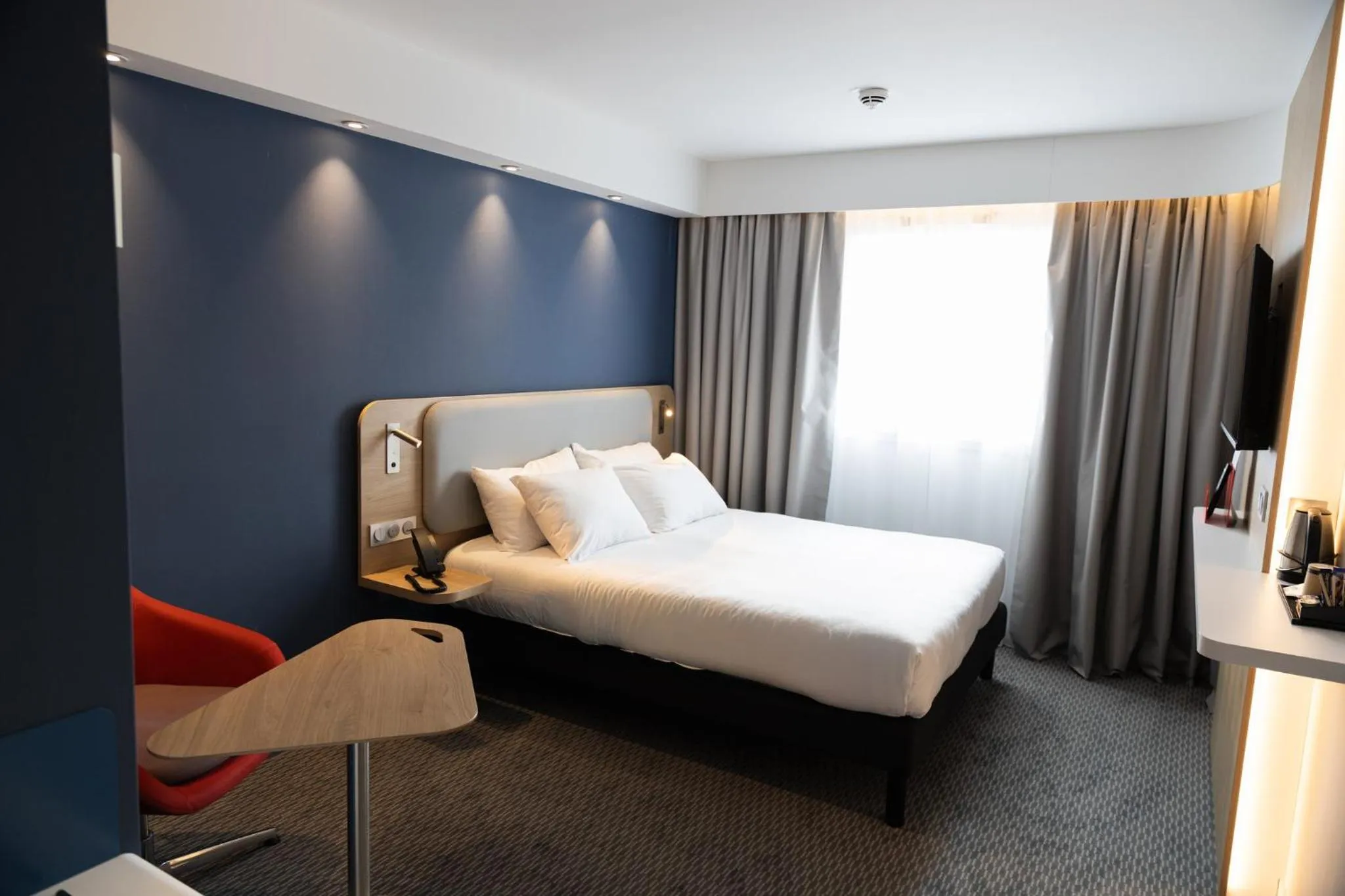 Photo of the whole room, Bed in Holiday Inn Express Caen Epron by IHG