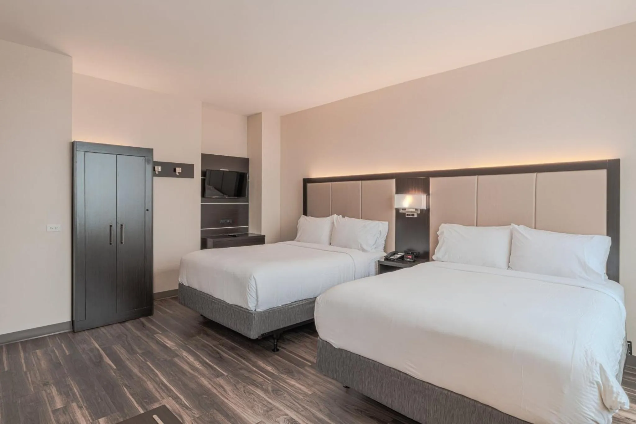 Photo of the whole room, Bed in Holiday Inn Express Long Island City E - New York by IHG