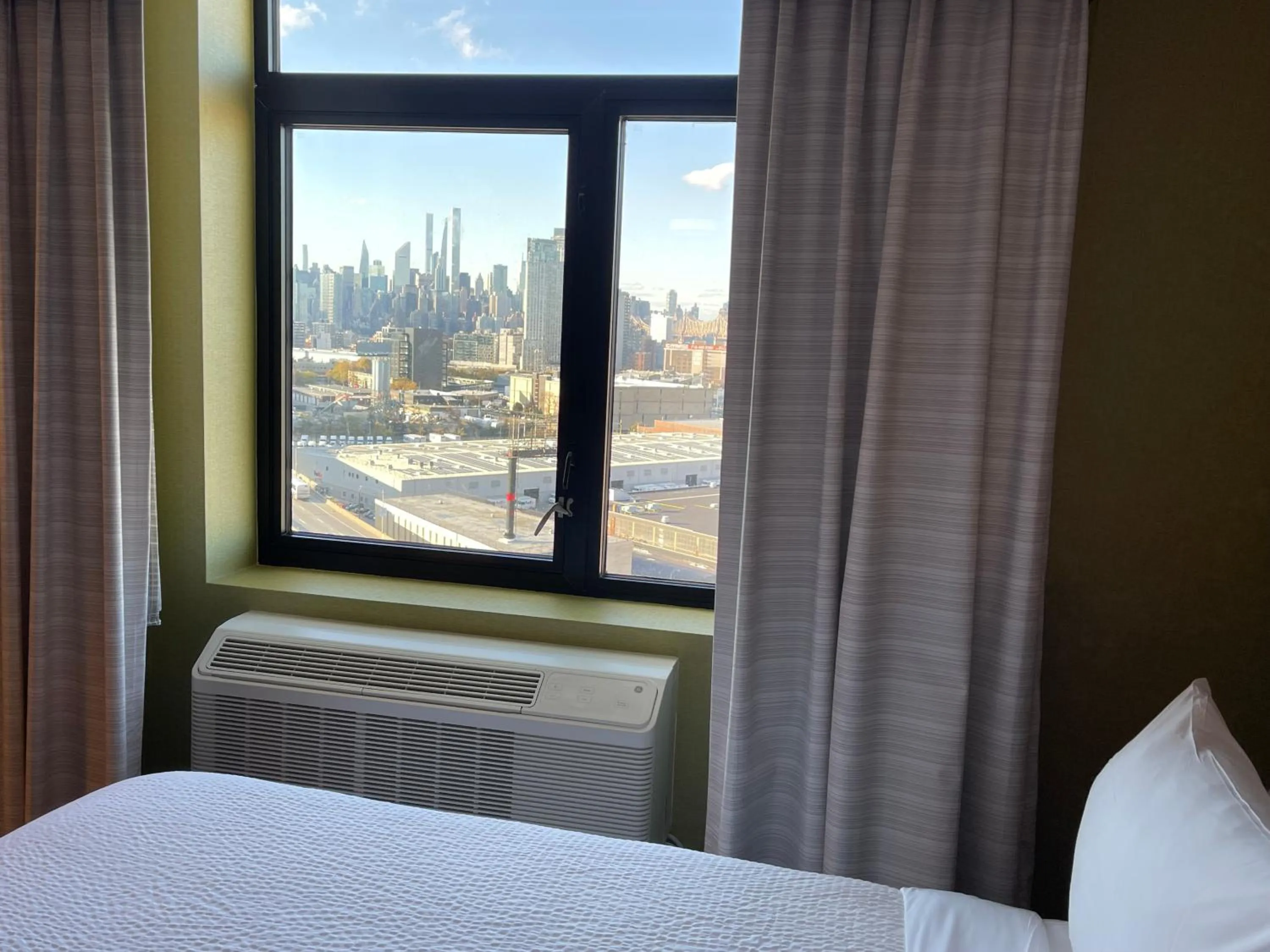 City view, Bed in Holiday Inn Express Long Island City E - New York by IHG
