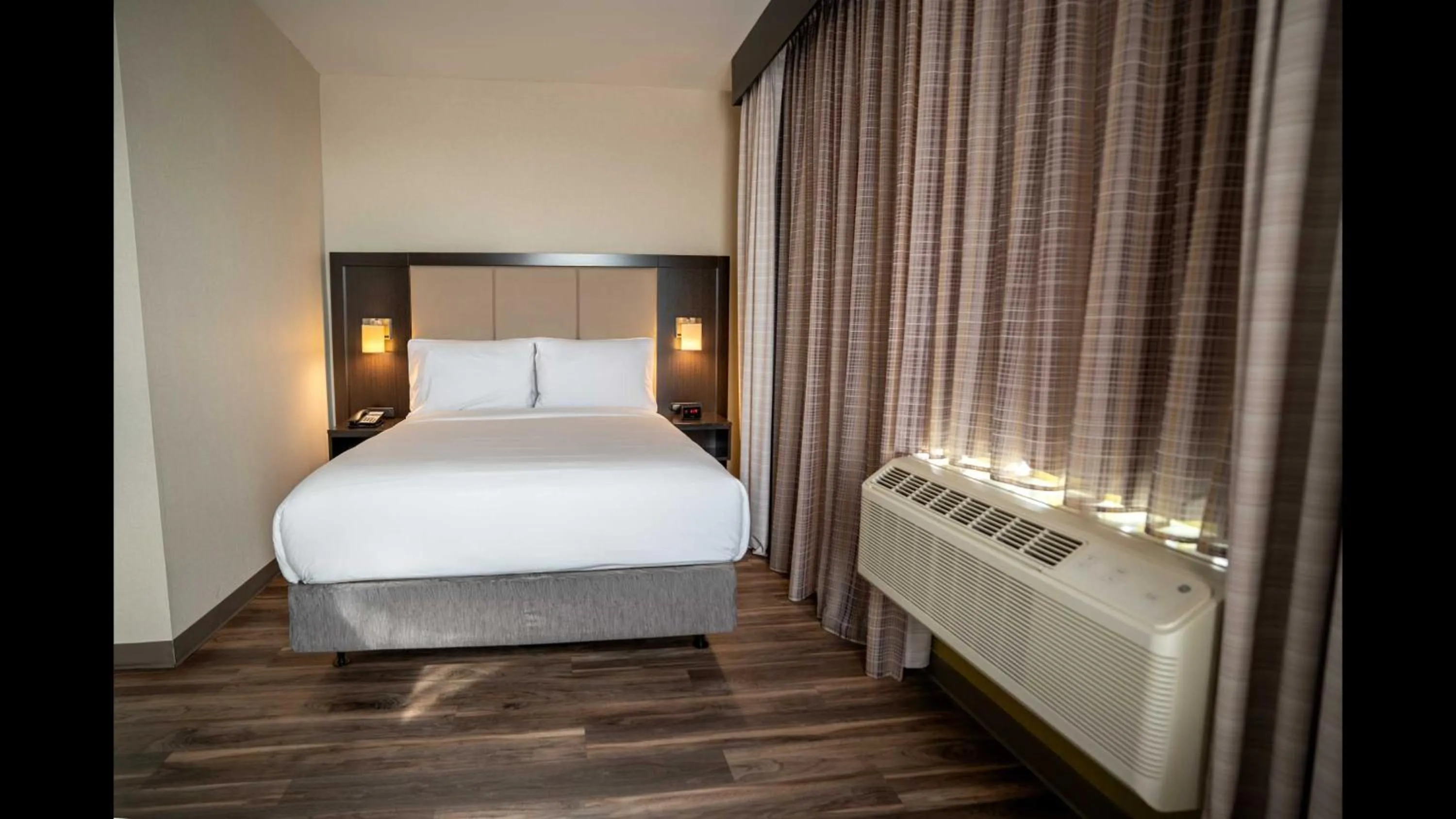 Photo of the whole room, Bed in Holiday Inn Express Long Island City E - New York by IHG