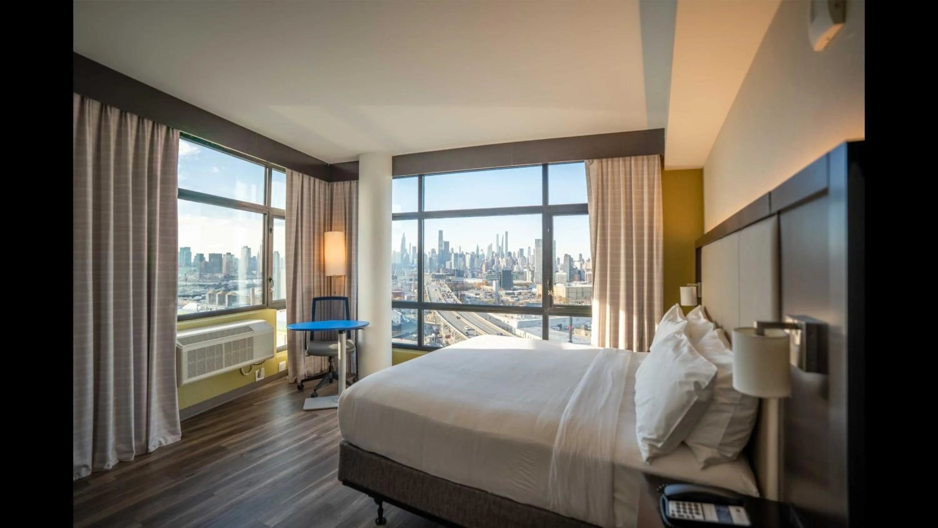 Photo of the whole room, Bed in Holiday Inn Express Long Island City E - New York by IHG