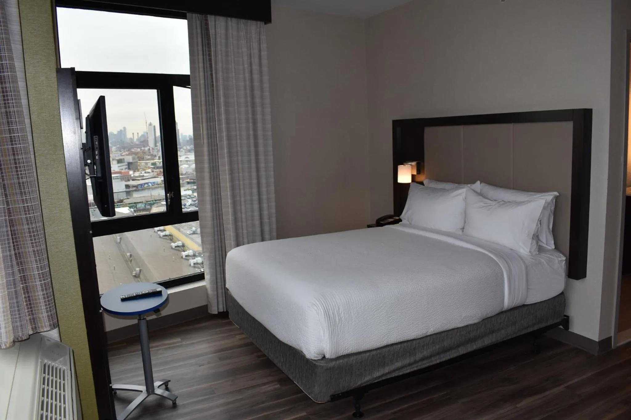 Photo of the whole room, Bed in Holiday Inn Express Long Island City E - New York by IHG