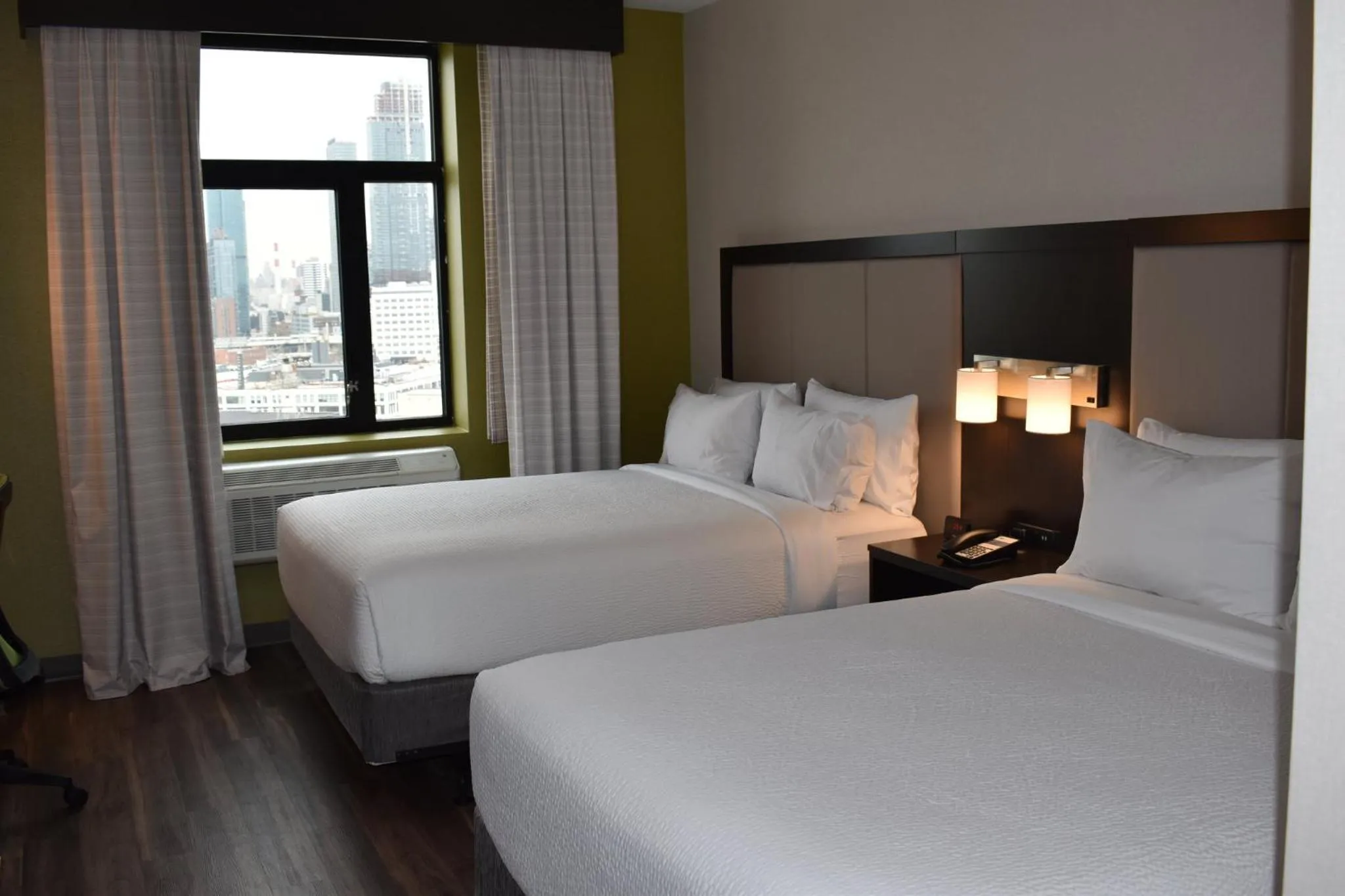 Photo of the whole room, Bed in Holiday Inn Express Long Island City E - New York by IHG