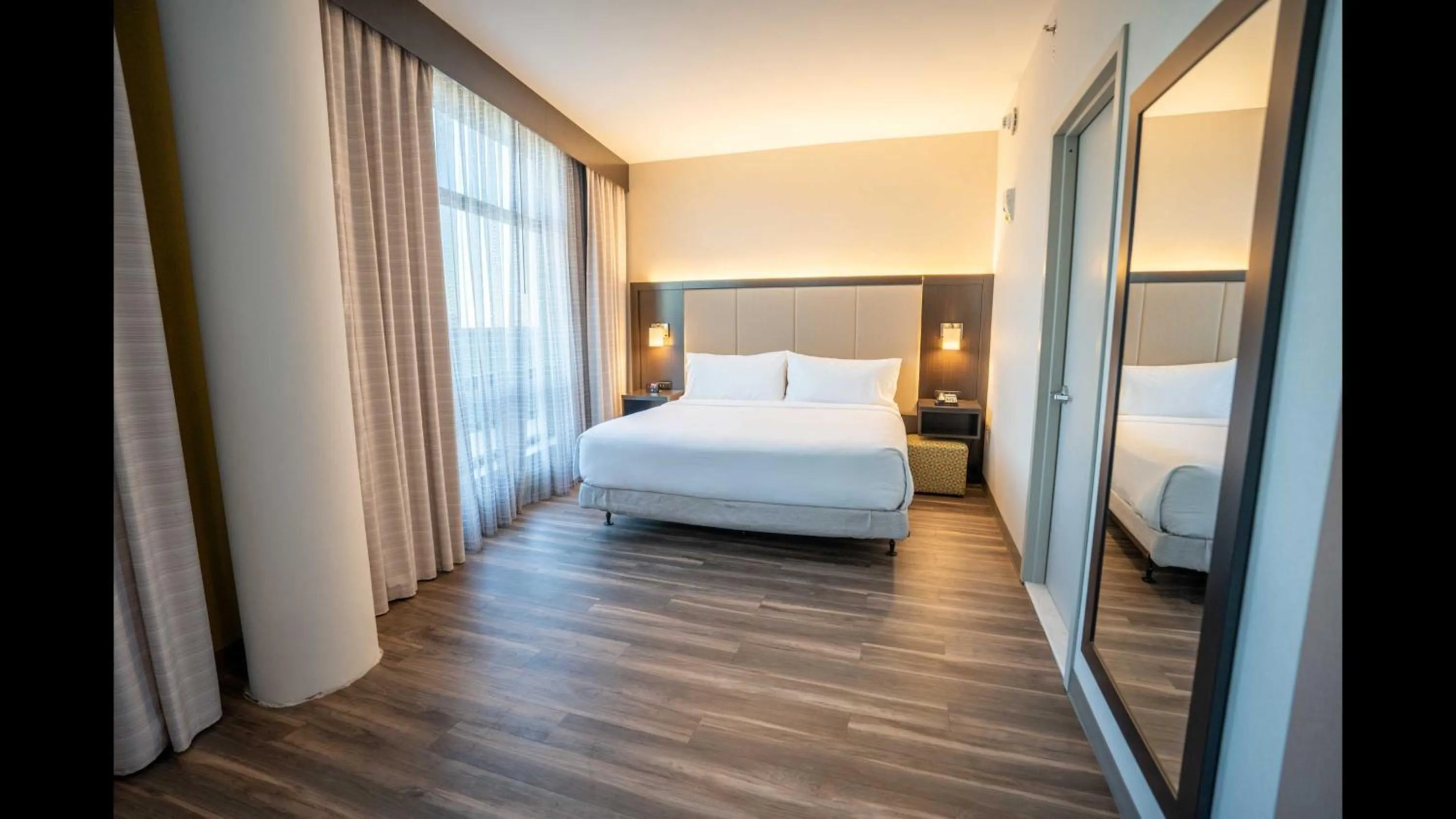 Photo of the whole room, Bed in Holiday Inn Express Long Island City E - New York by IHG