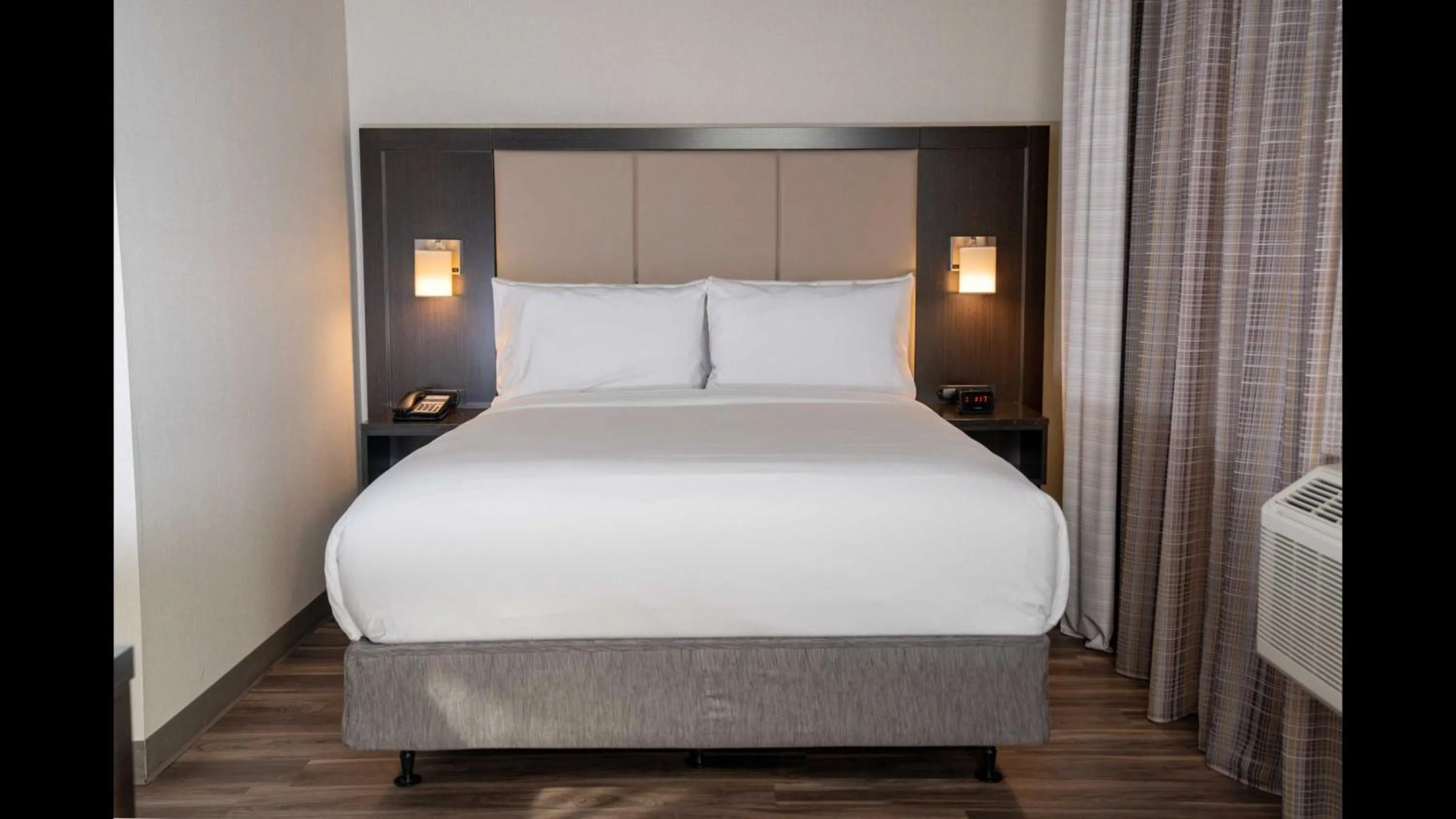 Photo of the whole room, Bed in Holiday Inn Express Long Island City E - New York by IHG