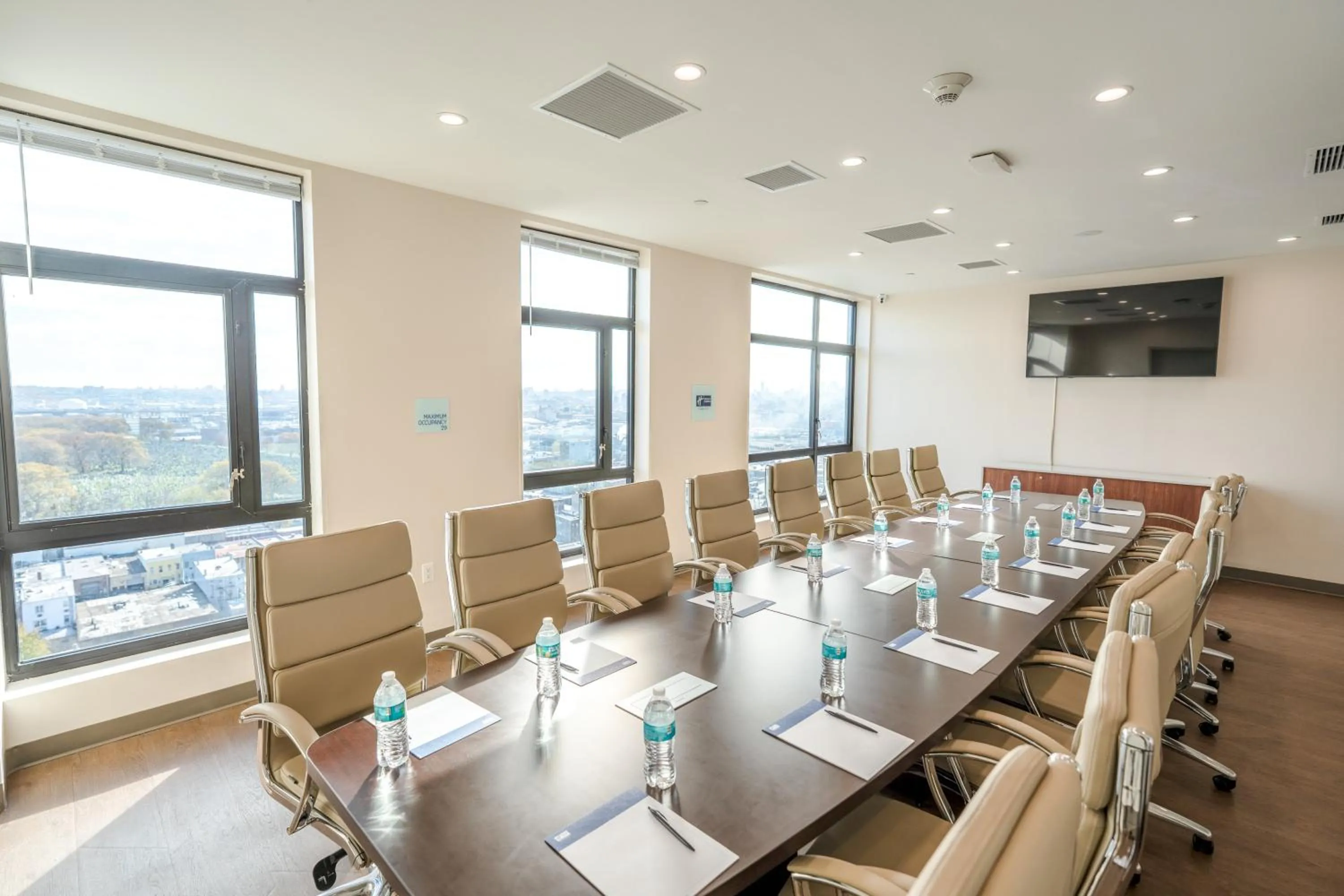 Meeting/conference room in Holiday Inn Express Long Island City E - New York by IHG