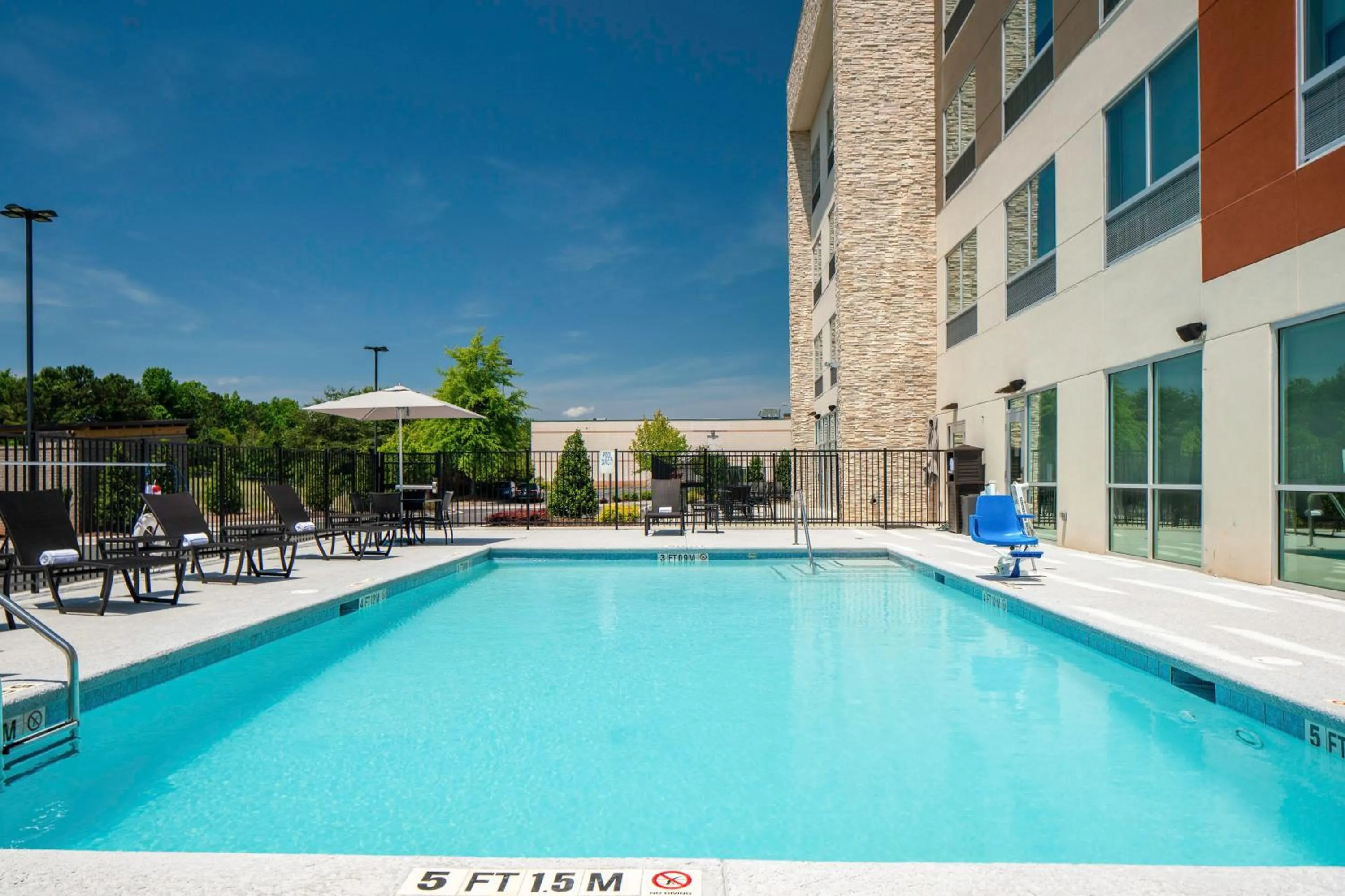 Swimming pool in Holiday Inn Express & Suites Griffin
