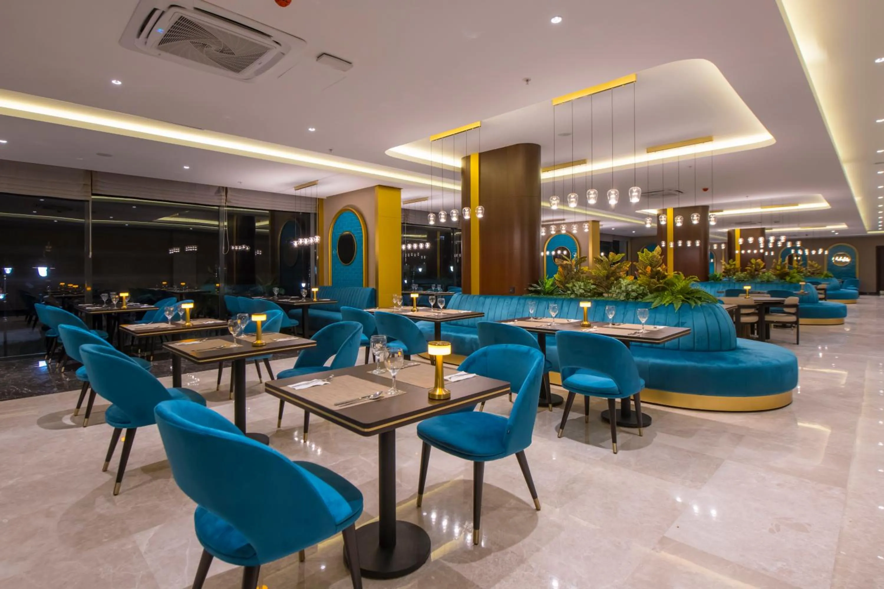 Restaurant/places to eat in Crowne Plaza Yalova by IHG