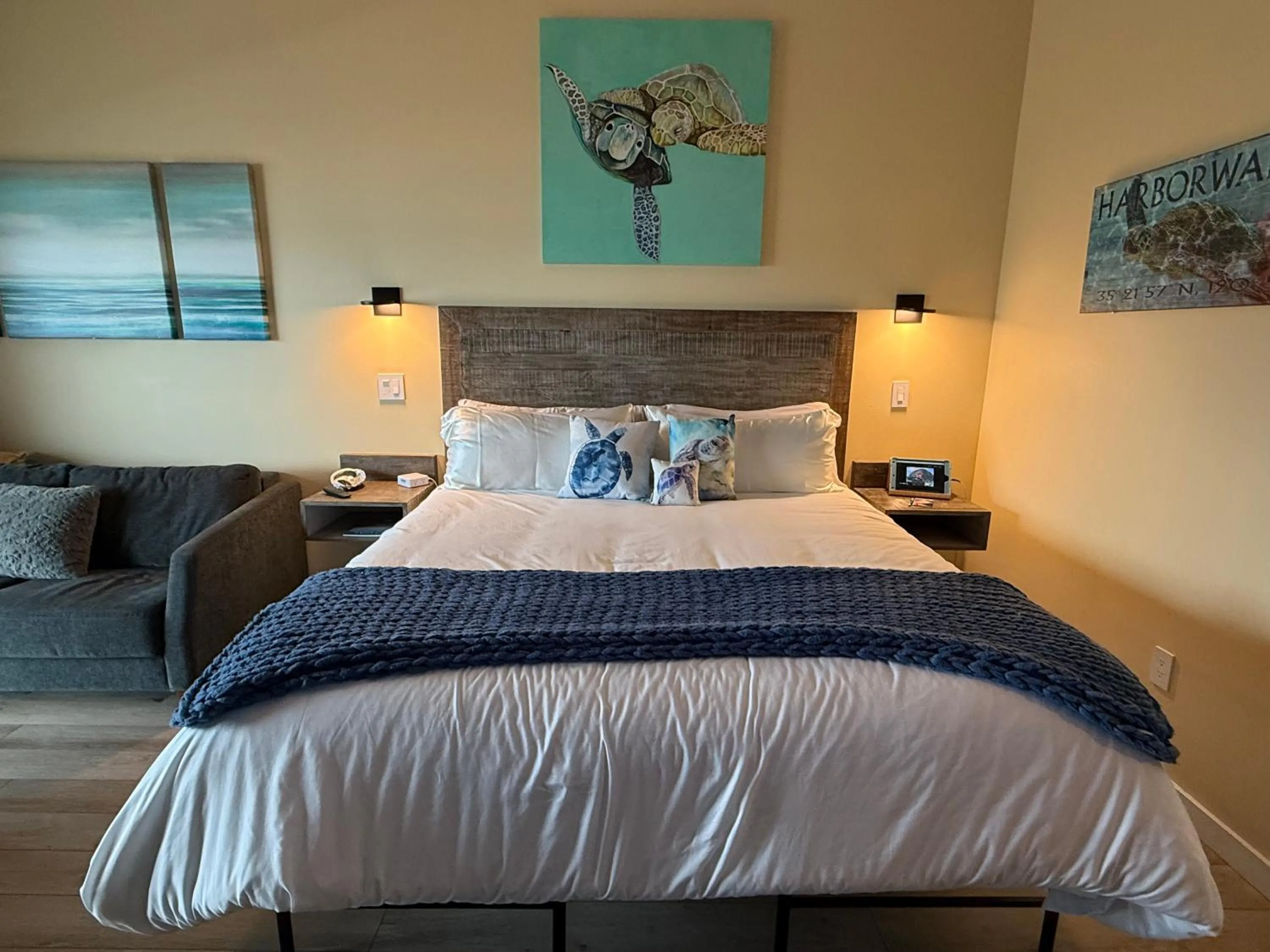Bed in HarborWalk Inn