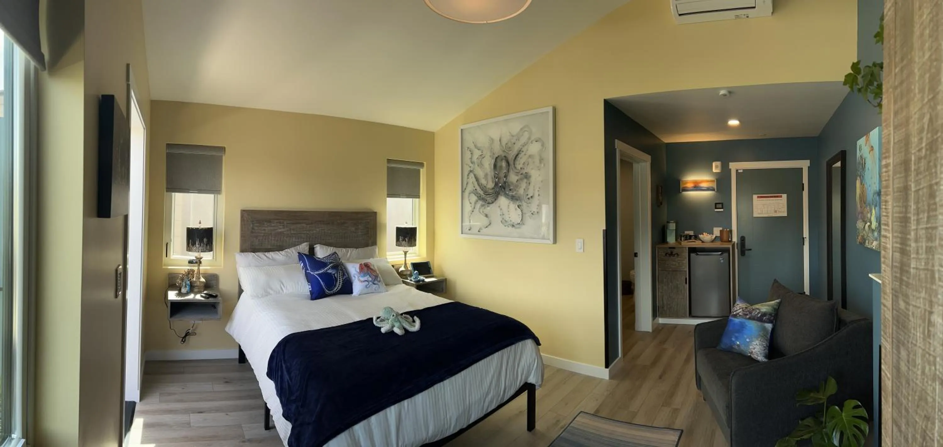 Photo of the whole room, Bed in HarborWalk Inn