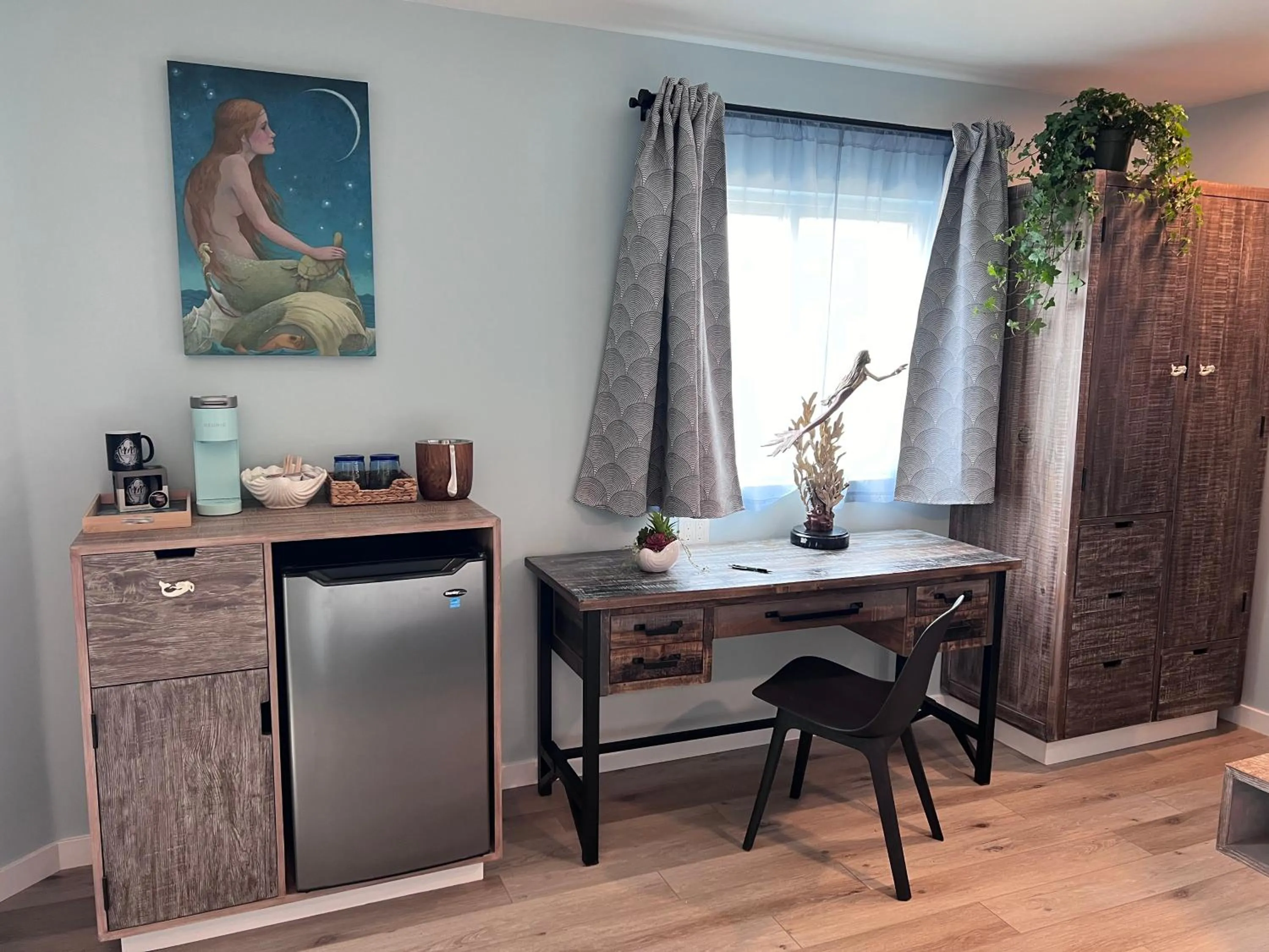 hair dresser in HarborWalk Inn