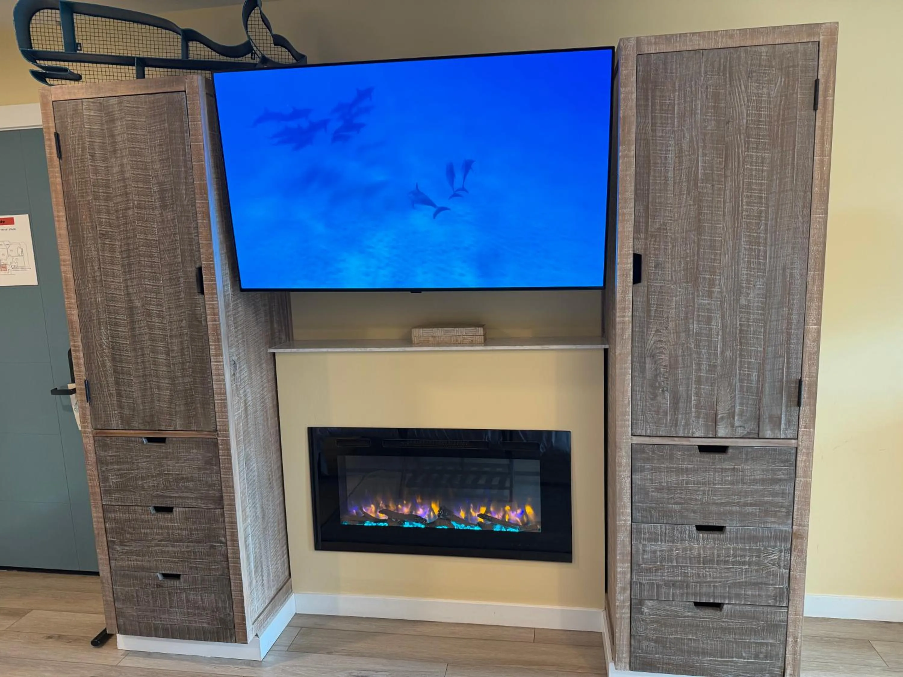 TV and multimedia in HarborWalk Inn