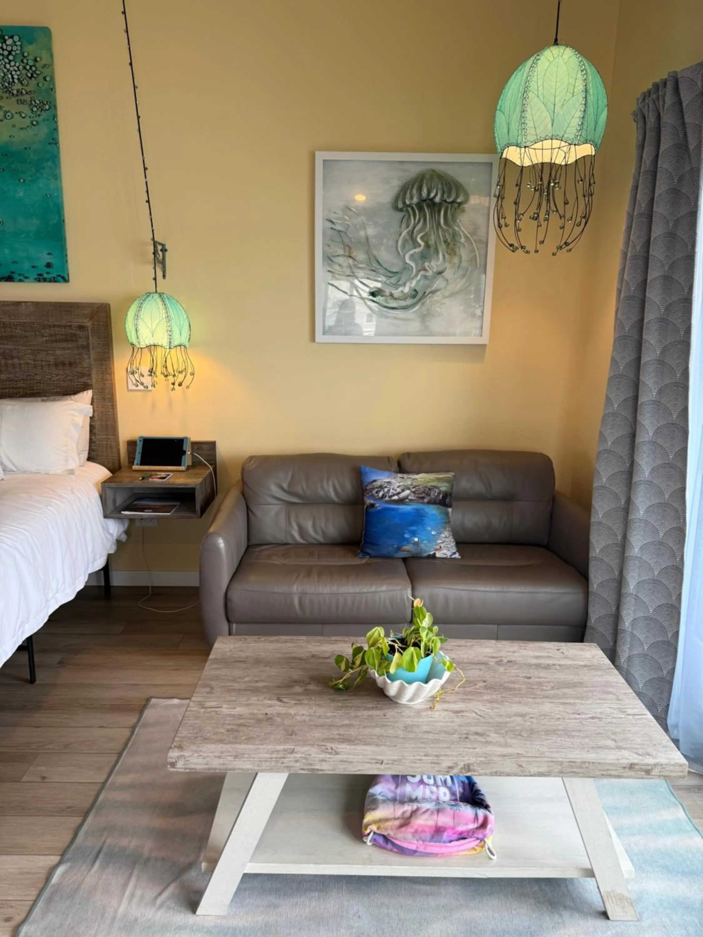 Bed in HarborWalk Inn