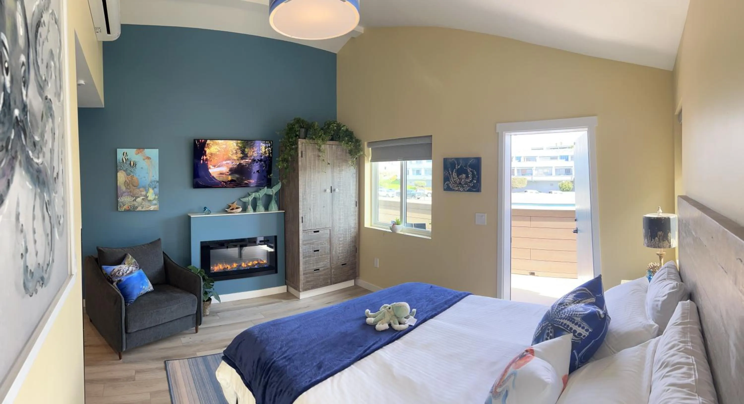 Photo of the whole room, Bed in HarborWalk Inn