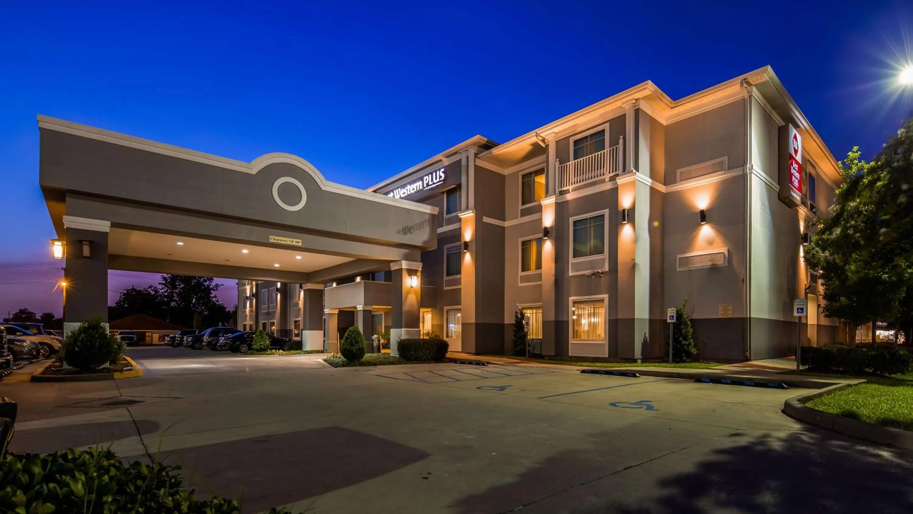 Property building in Best Western Plus Chalmette Hotel