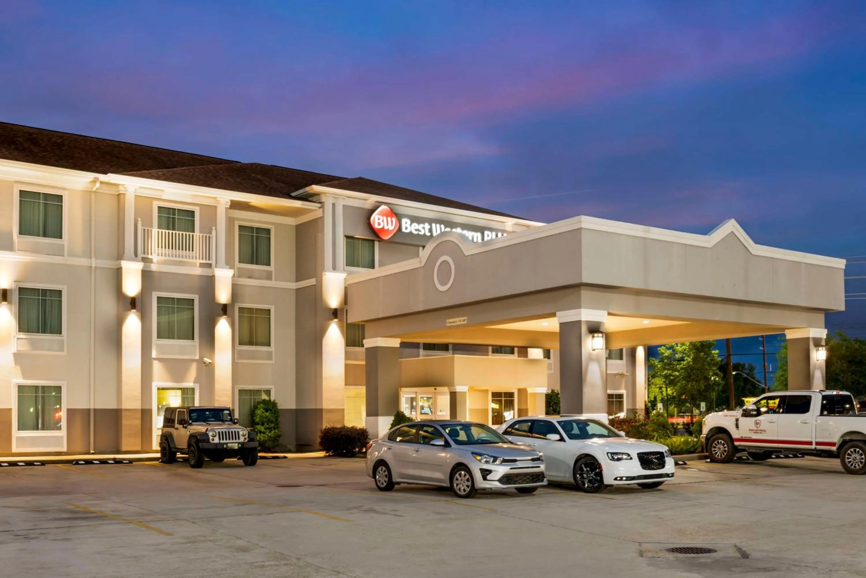 Property building in Best Western Plus Chalmette Hotel