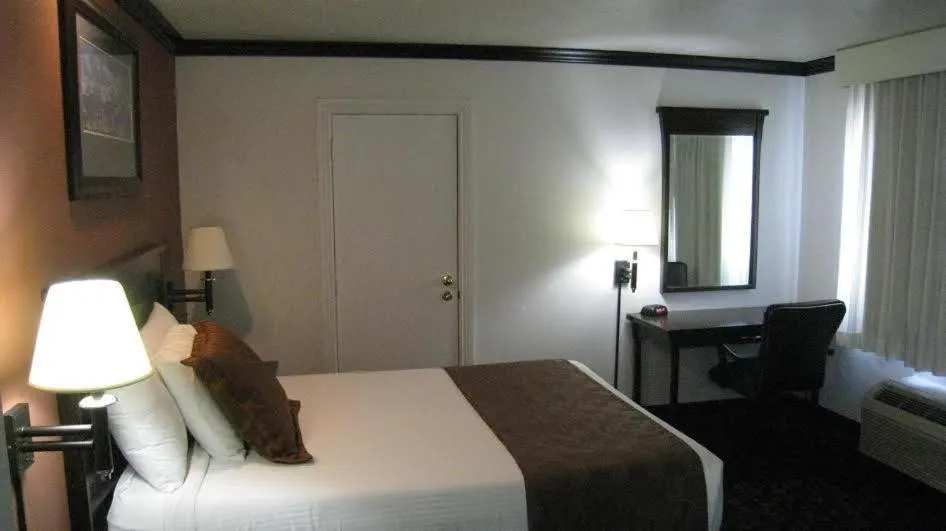Photo of the whole room, Bed in Heber Inn
