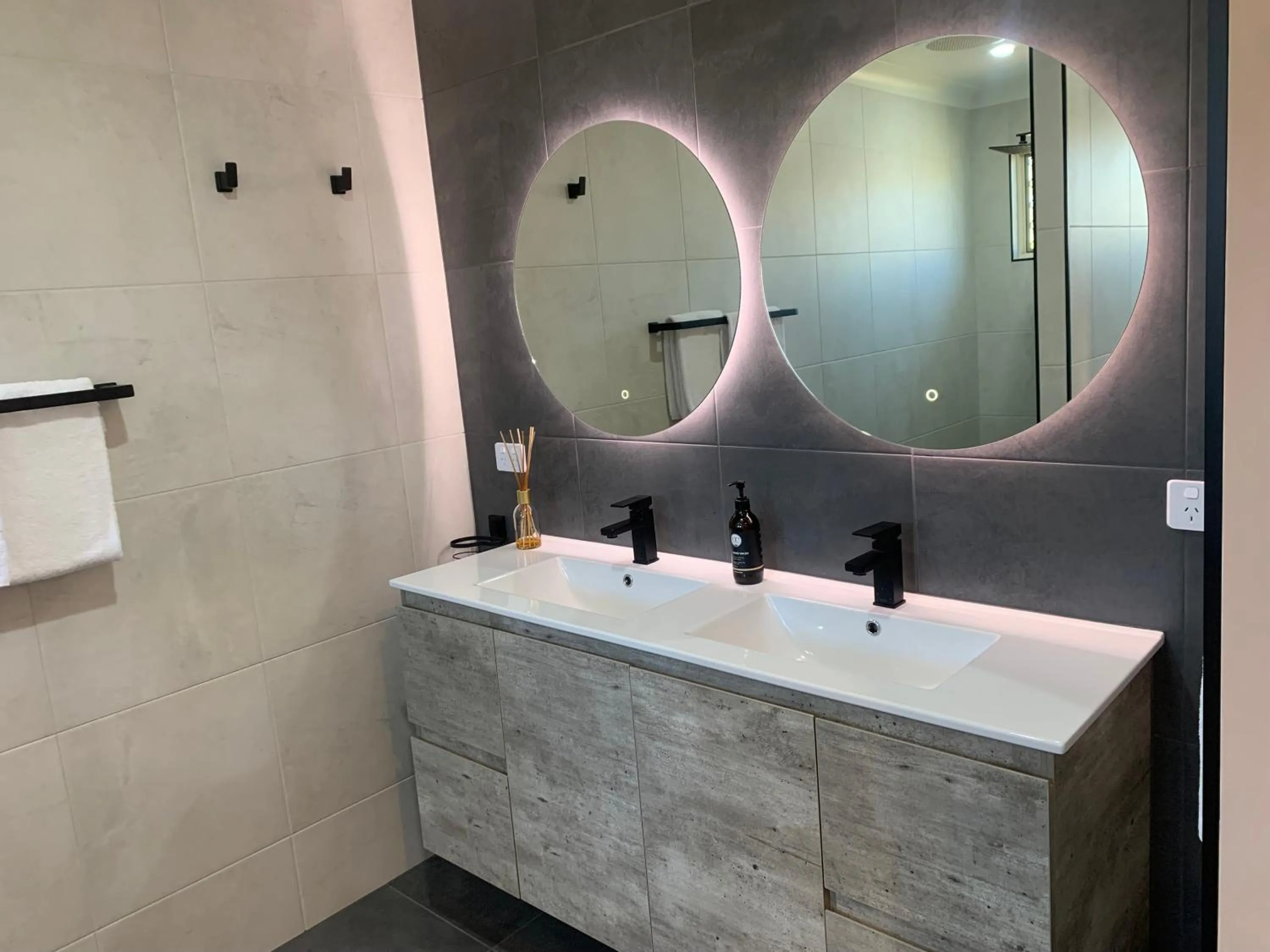 Bathroom in Raintree Motel Biloela