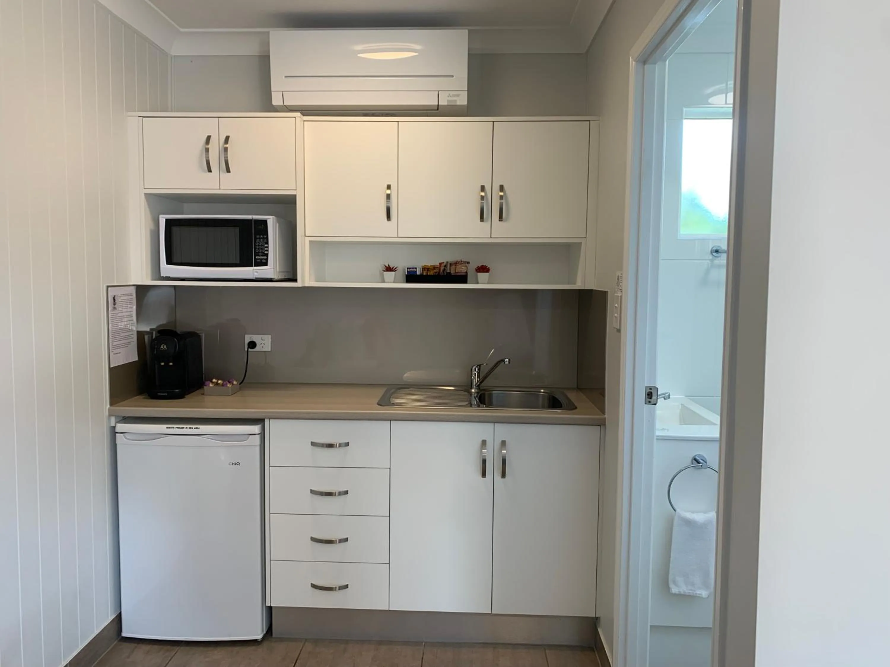 Kitchen or kitchenette in Raintree Motel Biloela