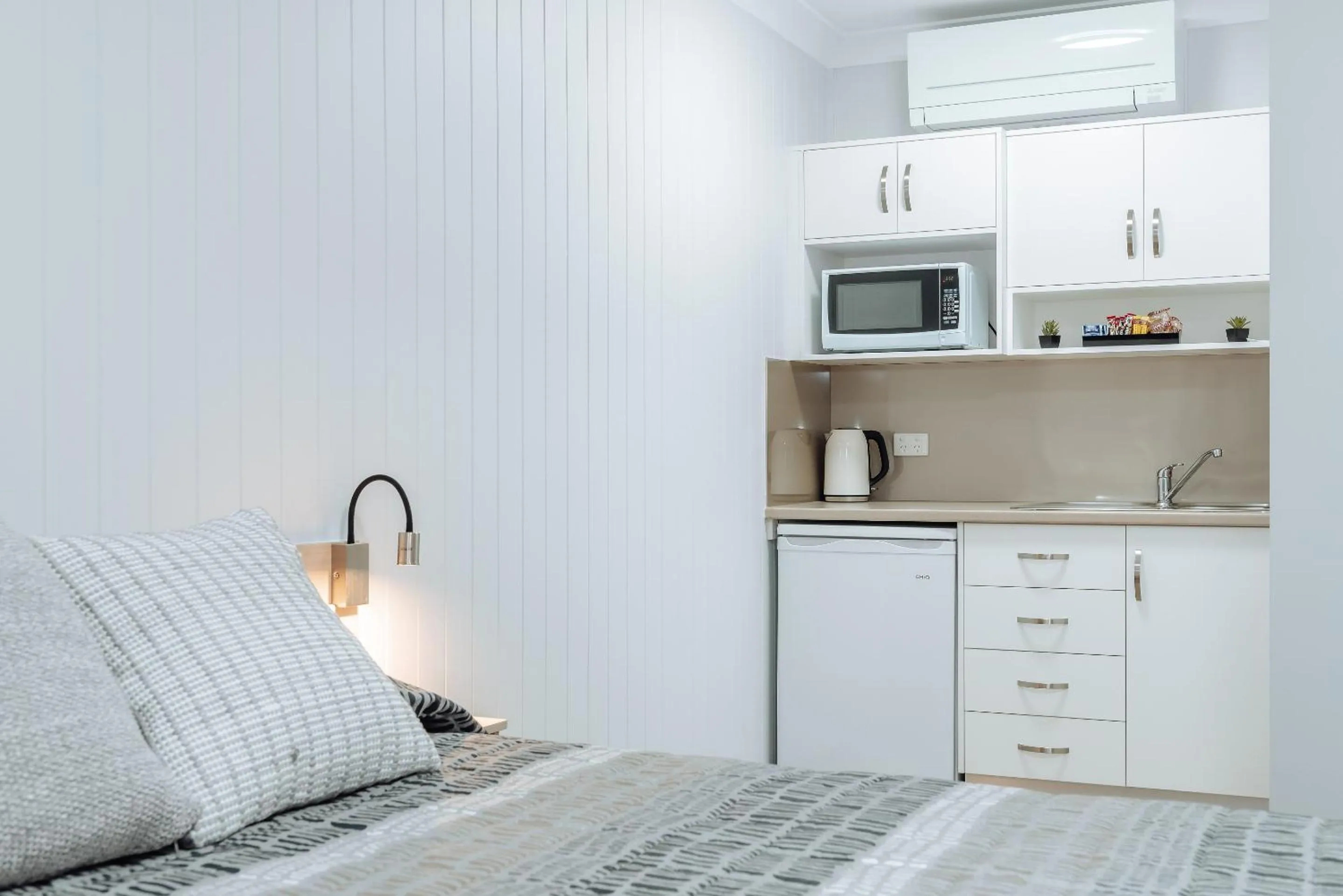 Coffee/tea facilities, Bed in Raintree Motel Biloela