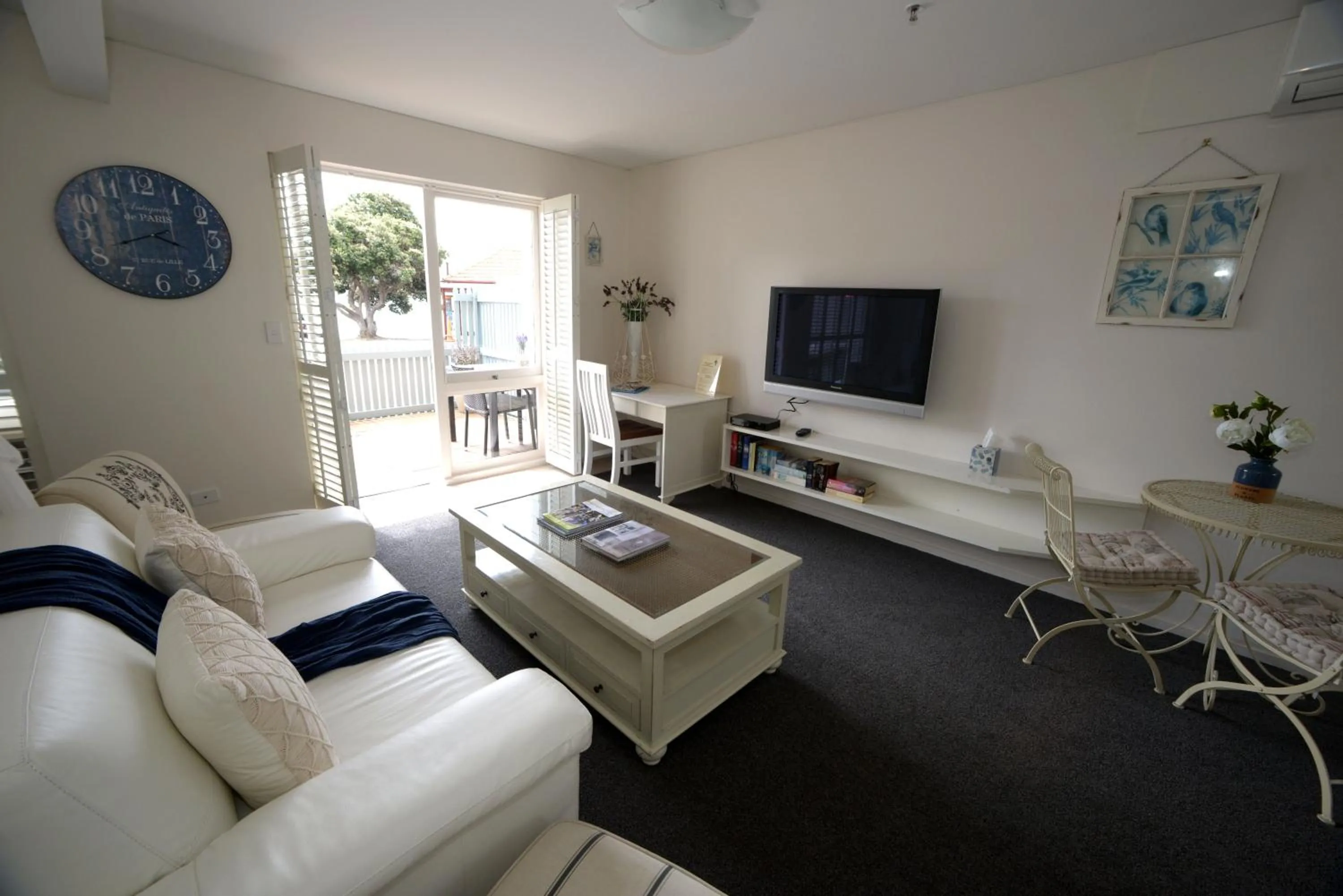 Living room in Akaroa Village Inn