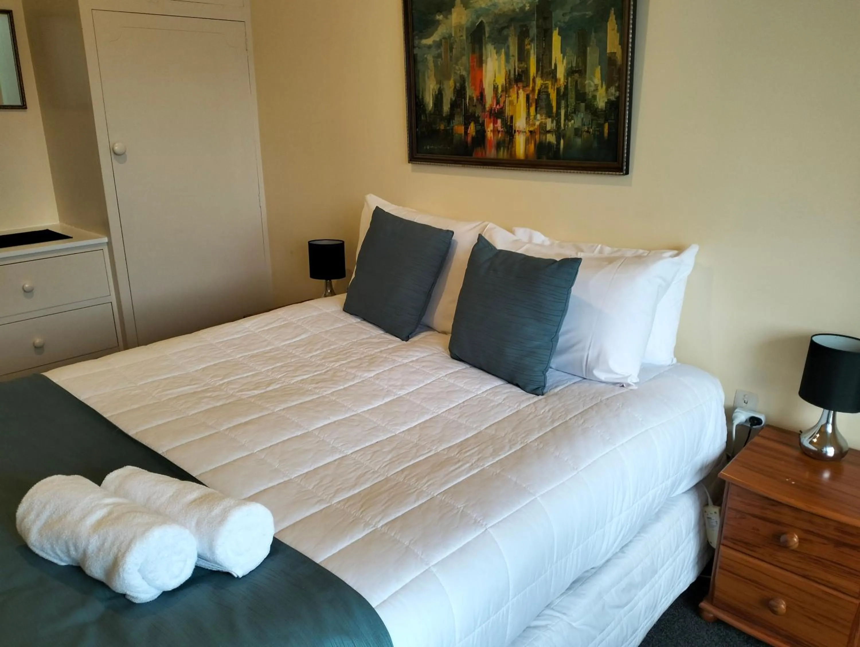 Bed in Akaroa Village Inn