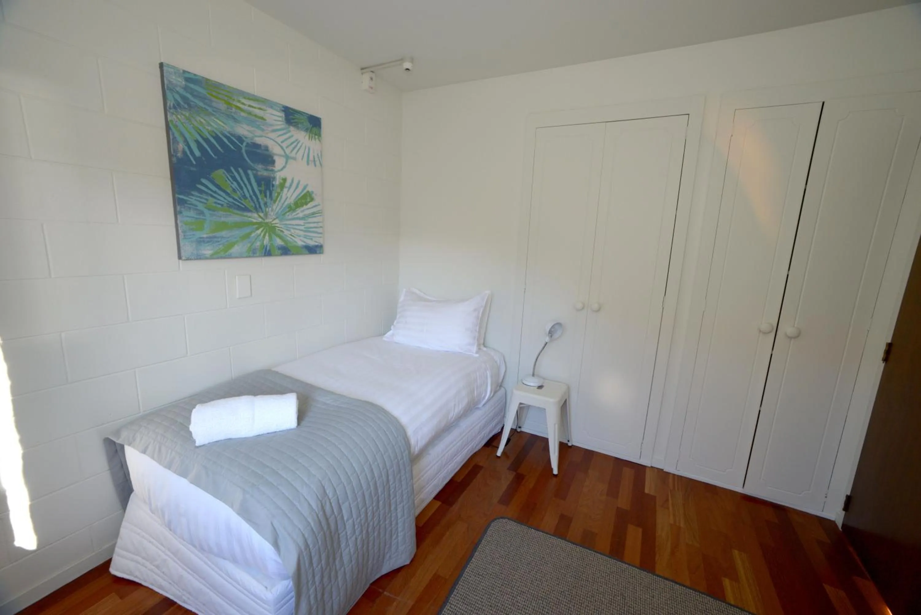 Bathroom, Bed in Akaroa Village Inn