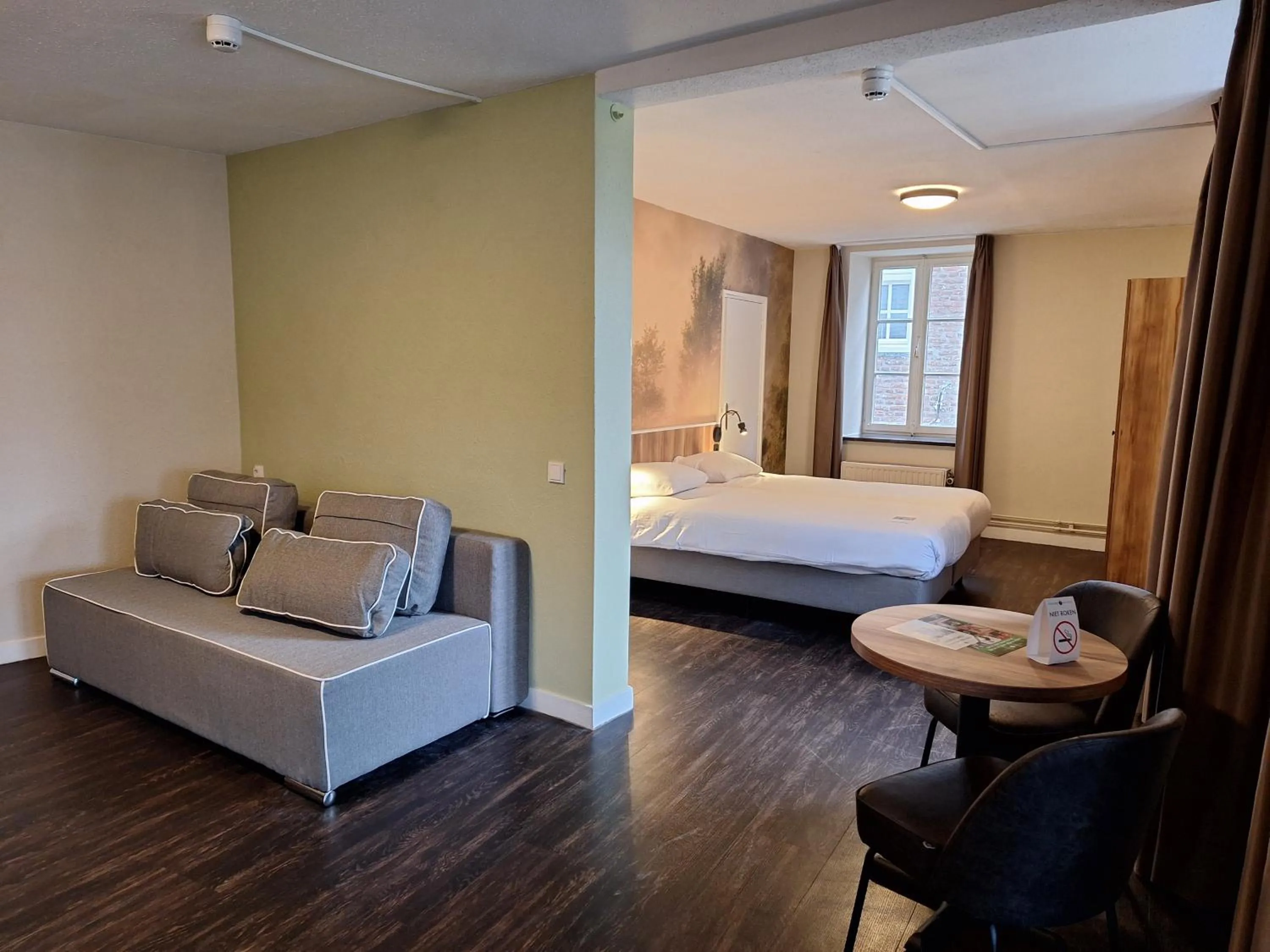 Seating area, Bed in Fletcher Hotel La Ville Blanche