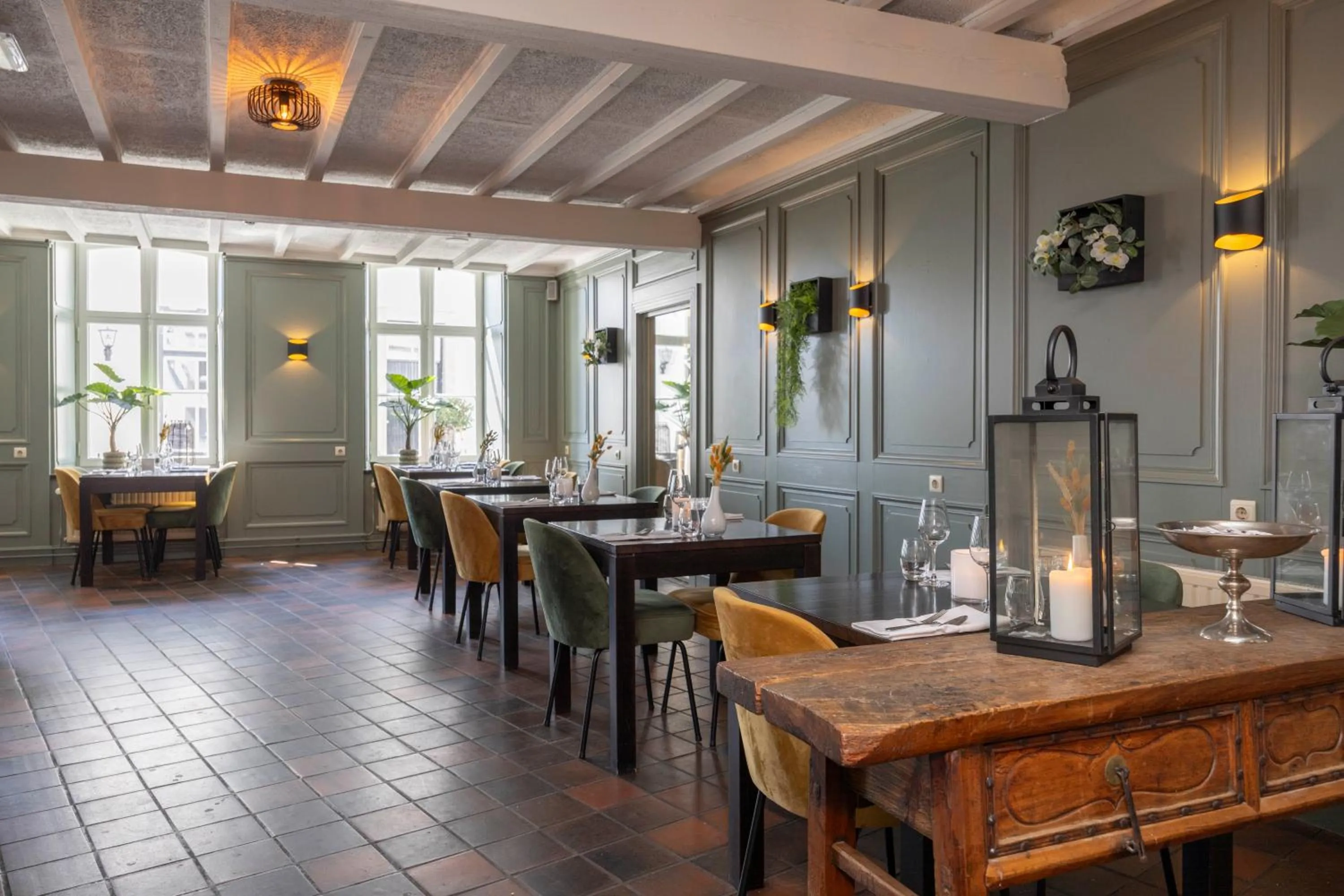 Restaurant/places to eat in Fletcher Hotel La Ville Blanche