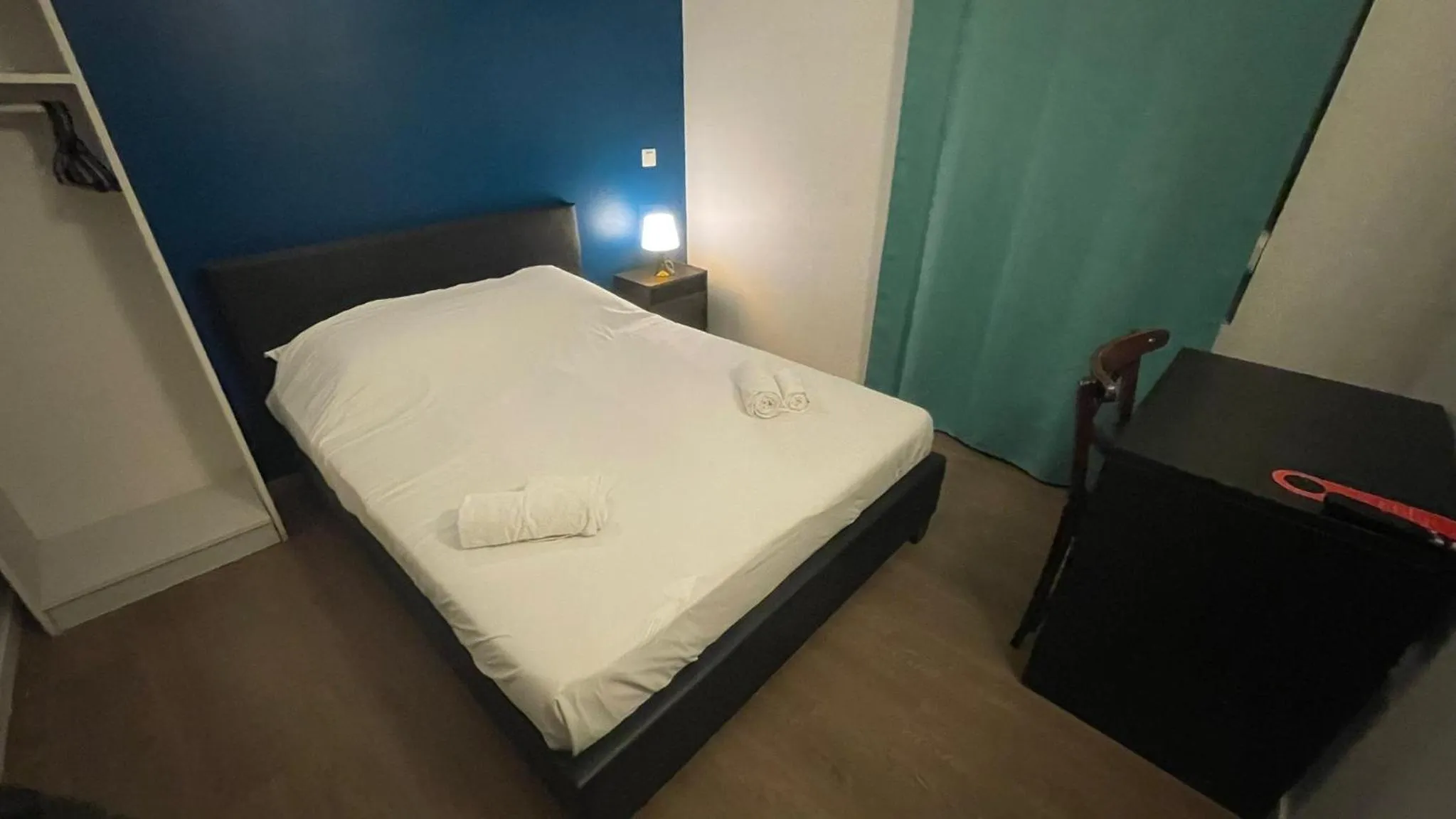 Bedroom, Bed in hôtel- restaurant le Saint Quentin