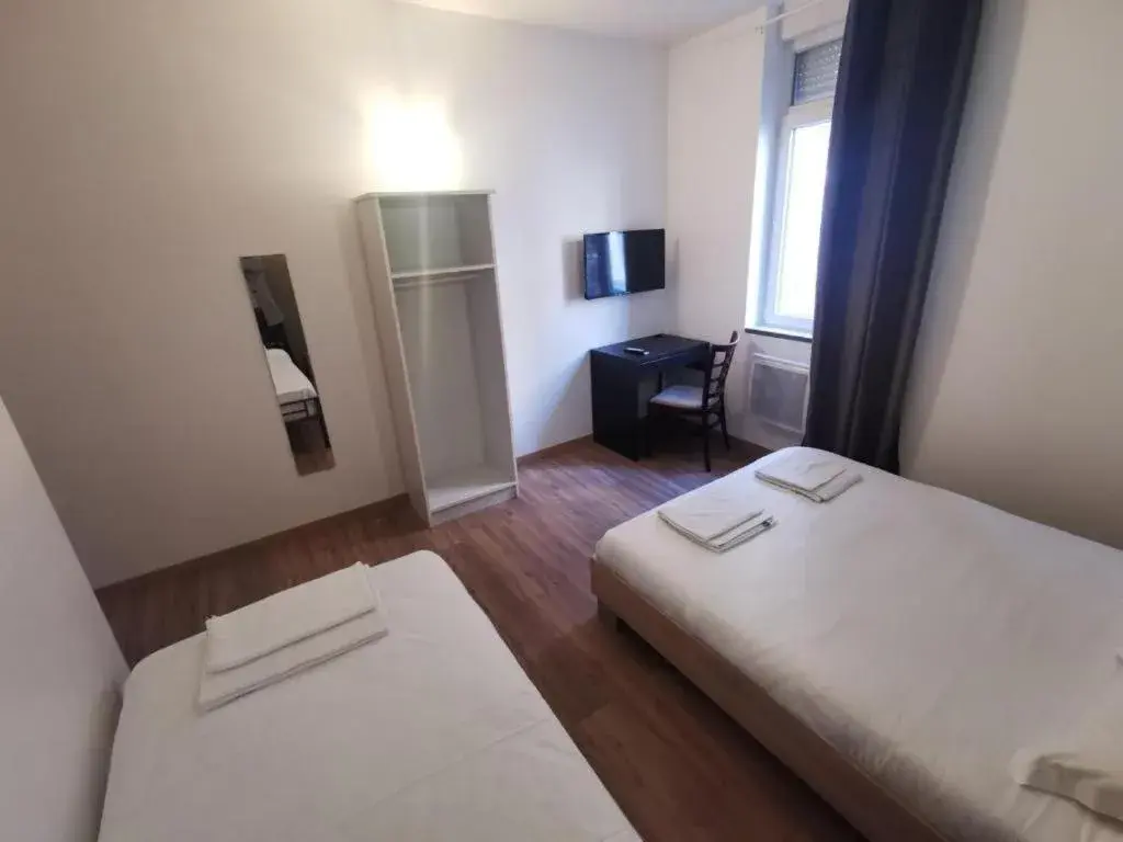 Twin Room in hôtel- restaurant le Saint Quentin Twin Room in hôtel- restaurant le Saint Quentin