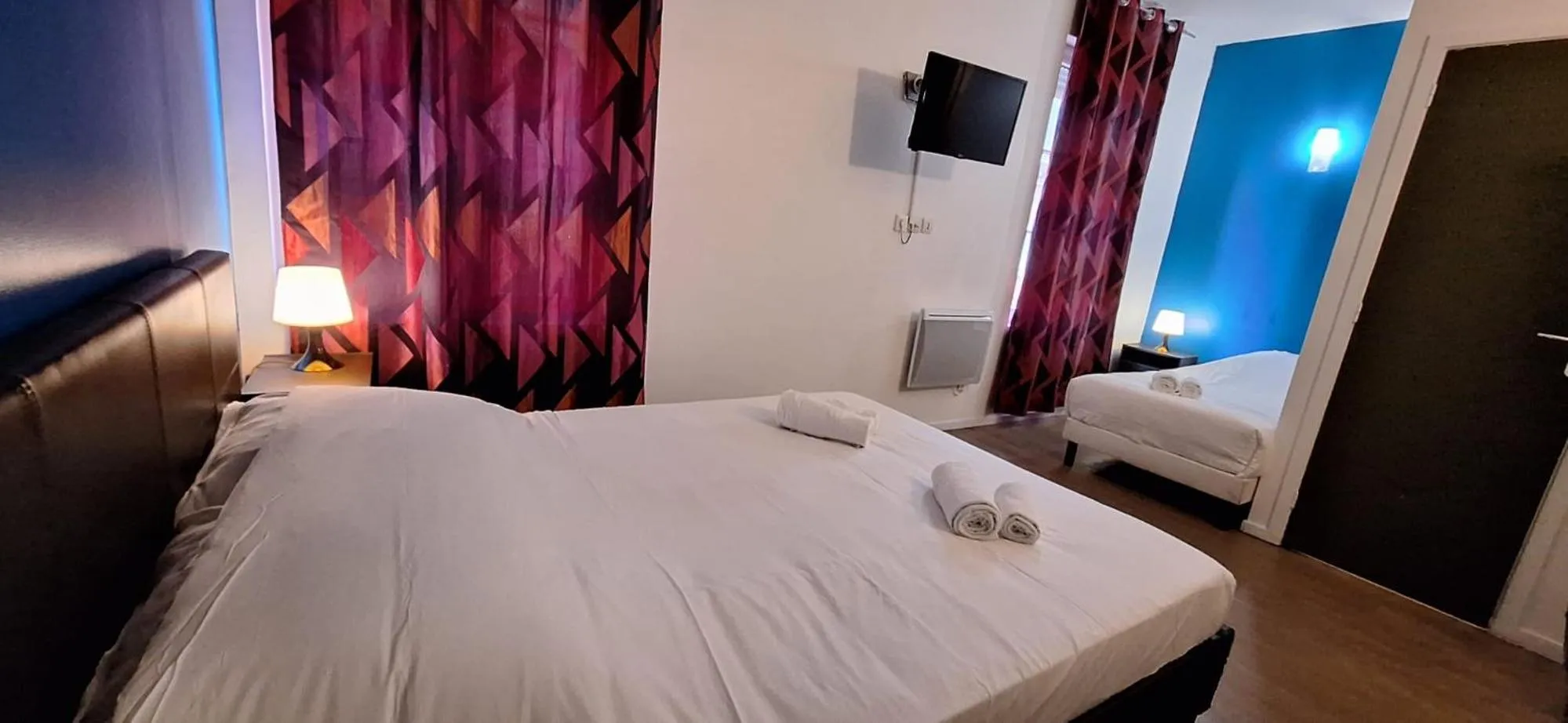 Bedroom, Bed in hôtel- restaurant le Saint Quentin