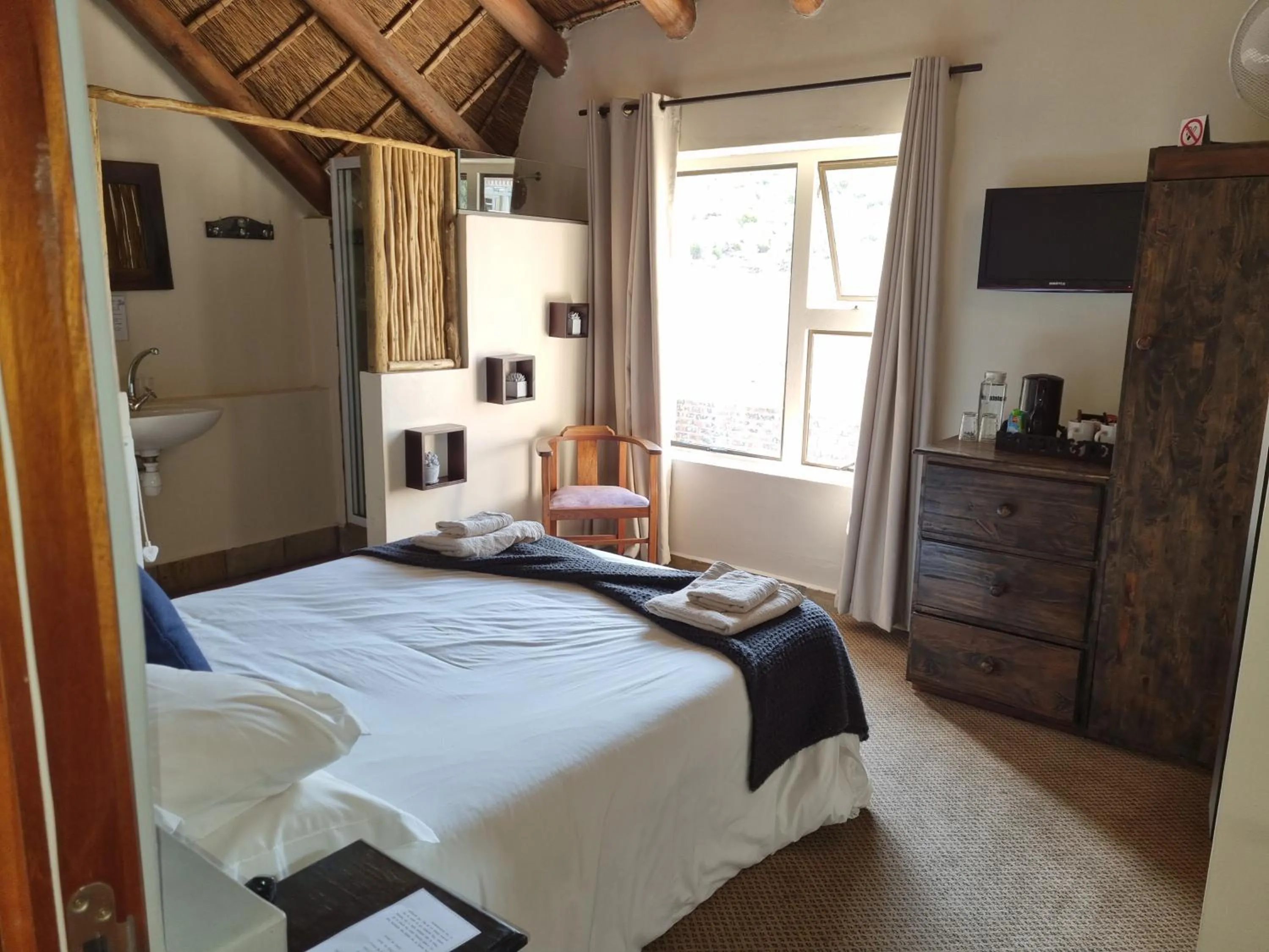 Bathroom, Bed in 19th Hole Golf Villa Guesthouse