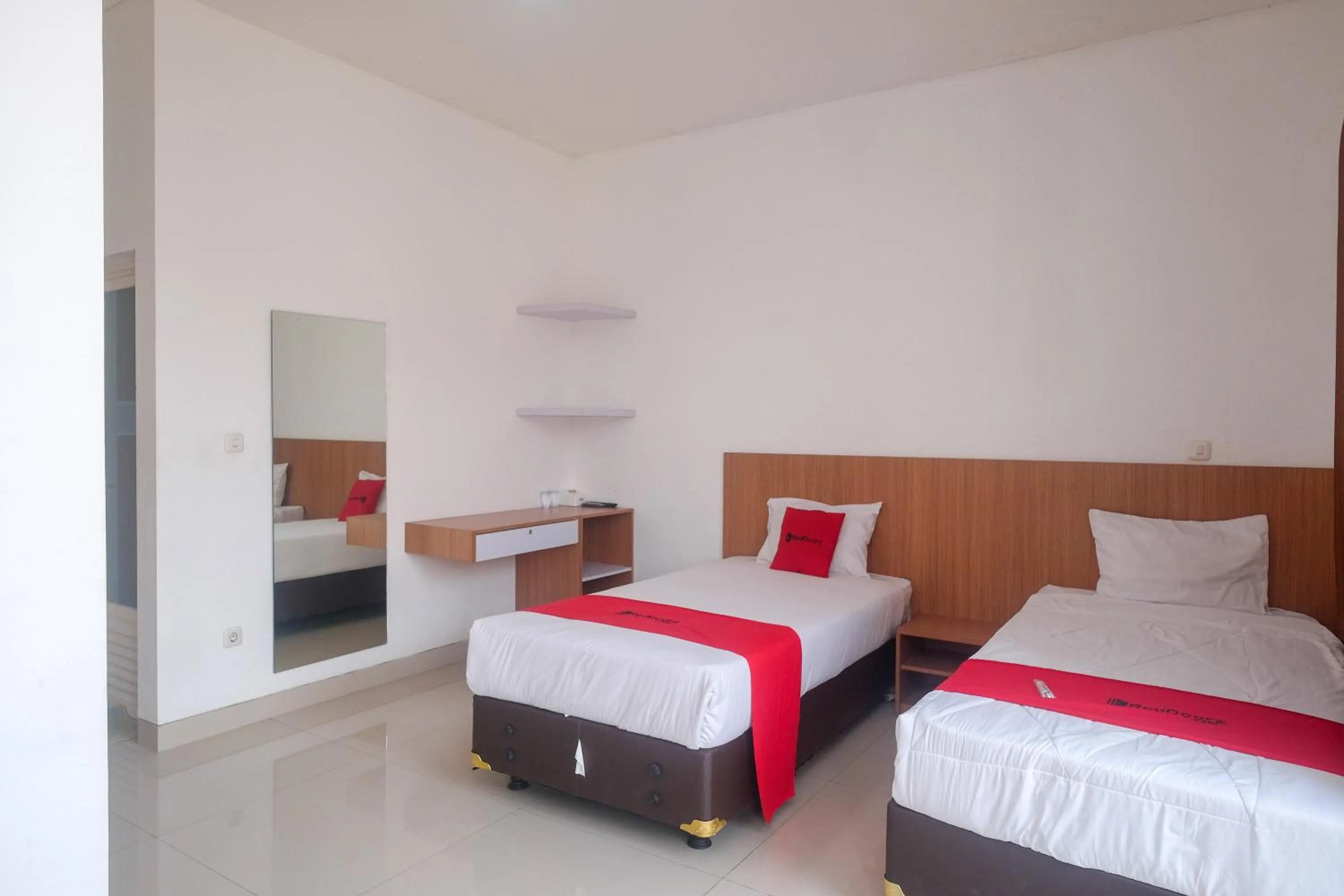 Bedroom, Bed in RedDoorz Syariah Near Simpang Lima Semarang