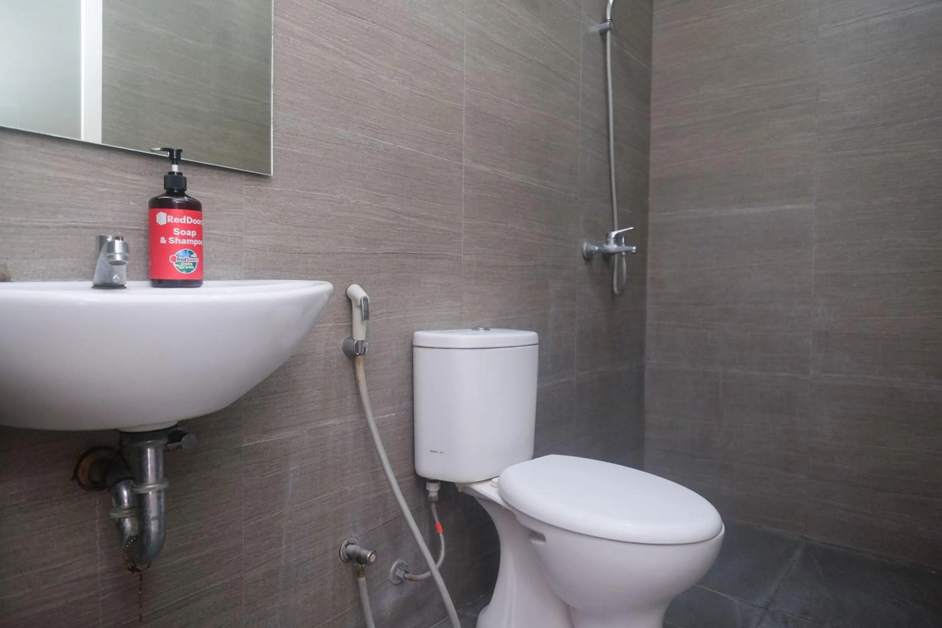 Bathroom in RedDoorz Syariah Near Simpang Lima Semarang